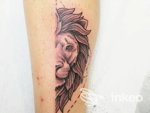 Tatuaggio di metà volto di leone in bianco e nero sull'avambraccio, realizzato da Raoul Tattoo a Ronchi dei Legionari.