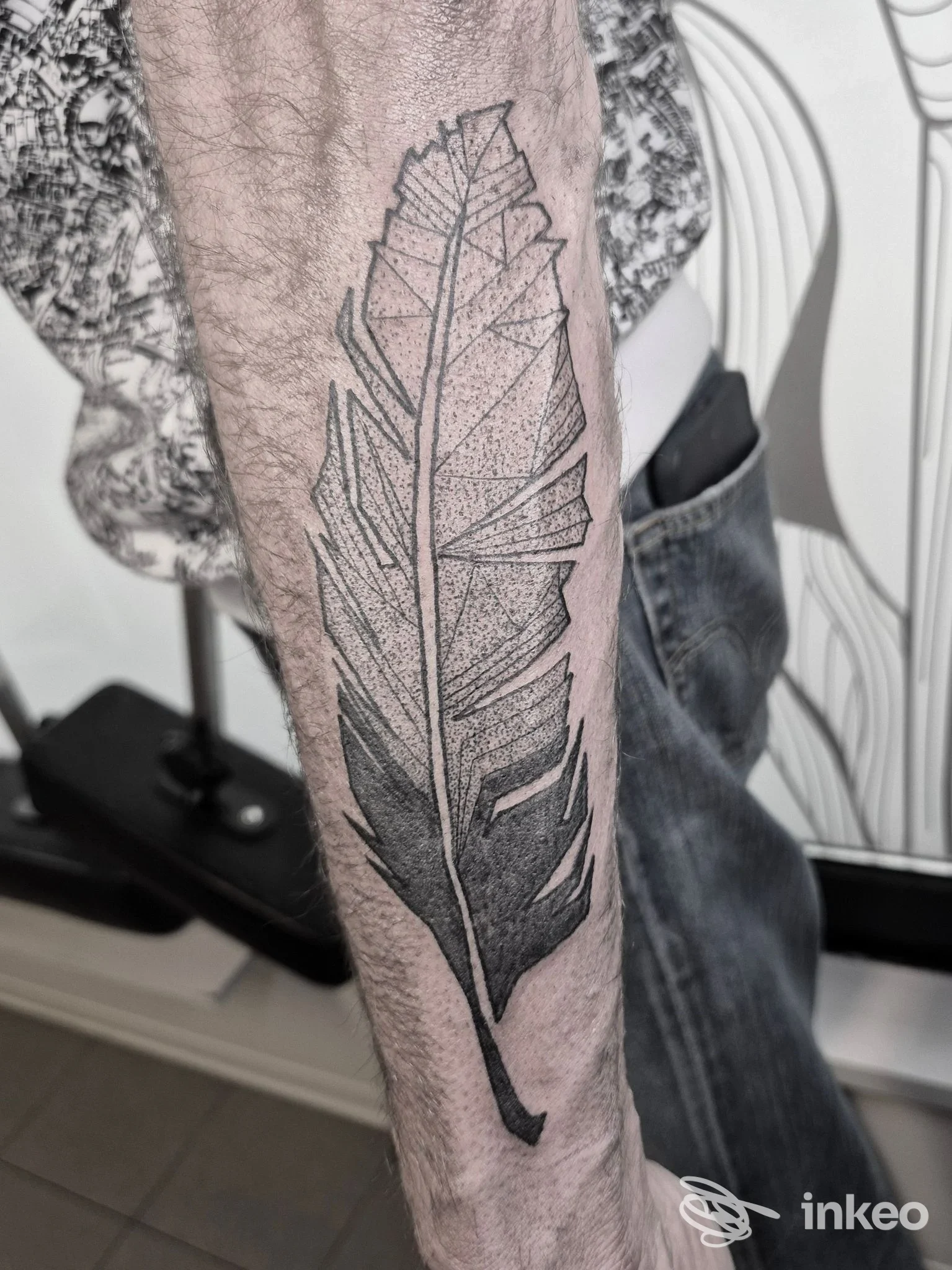 Tatuaggio a piuma in nero e grigio sull'avambraccio, Calla Nera Tattoo Studio, Tricesimo.