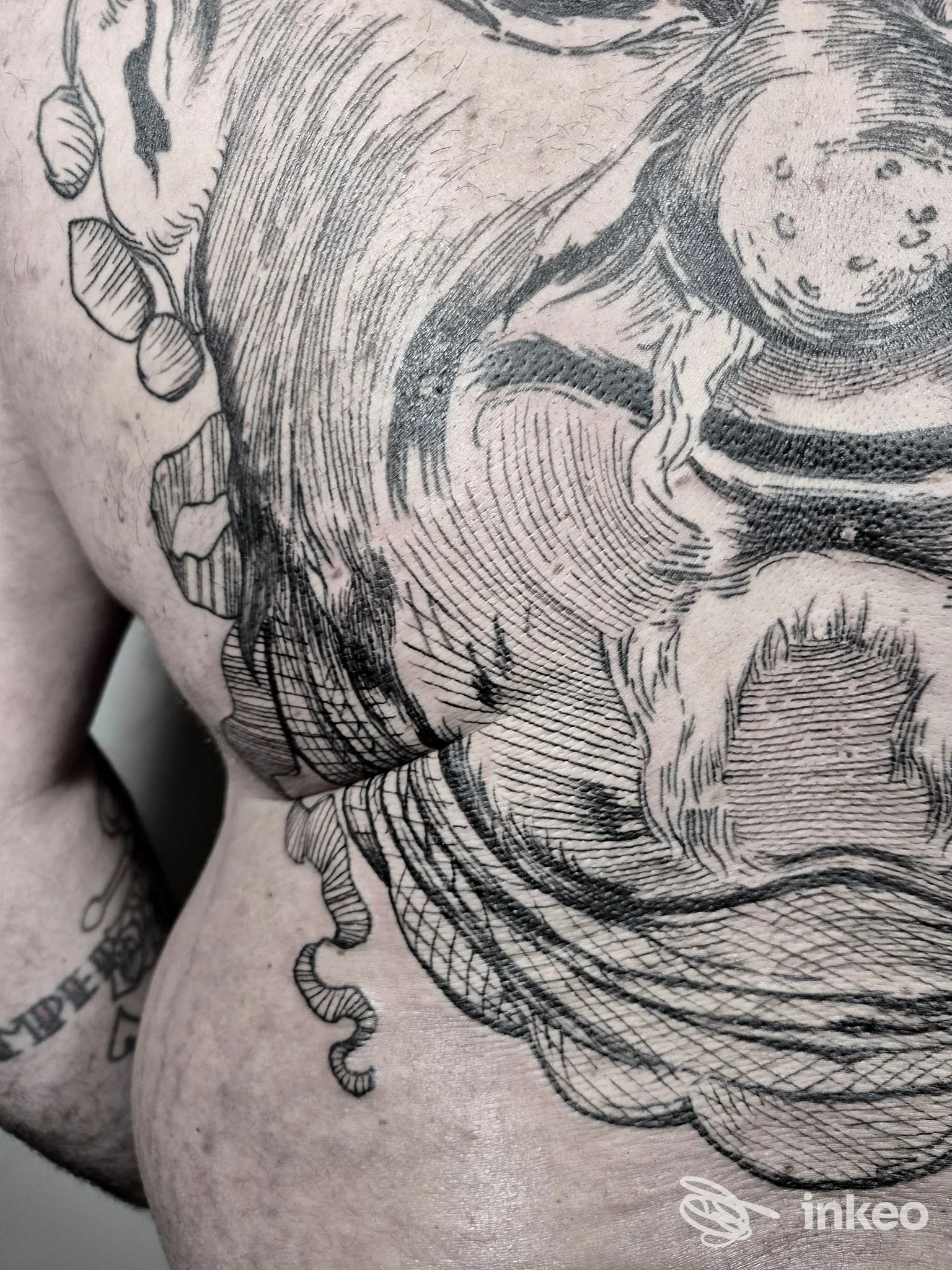 Ampio tatuaggio blackwork a tratteggio sul fianco e torace, Calla Nera Tattoo Studio, Tricesimo.