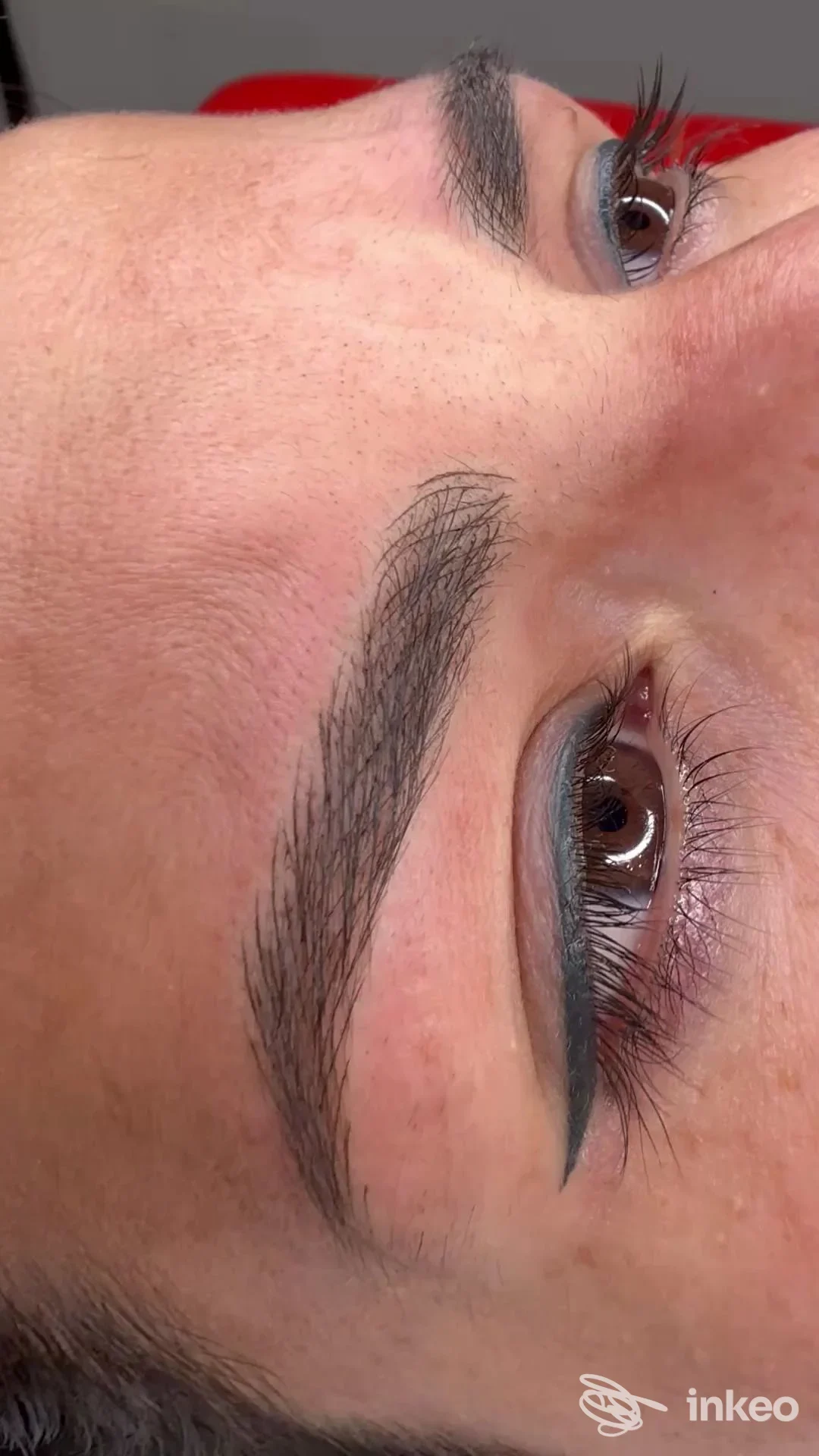 Dettaglio di sopracciglia micropigmentate ed eyeliner permanente eseguiti da Natasa Jelovac, Trieste, su cliente in posizione sdraiata.