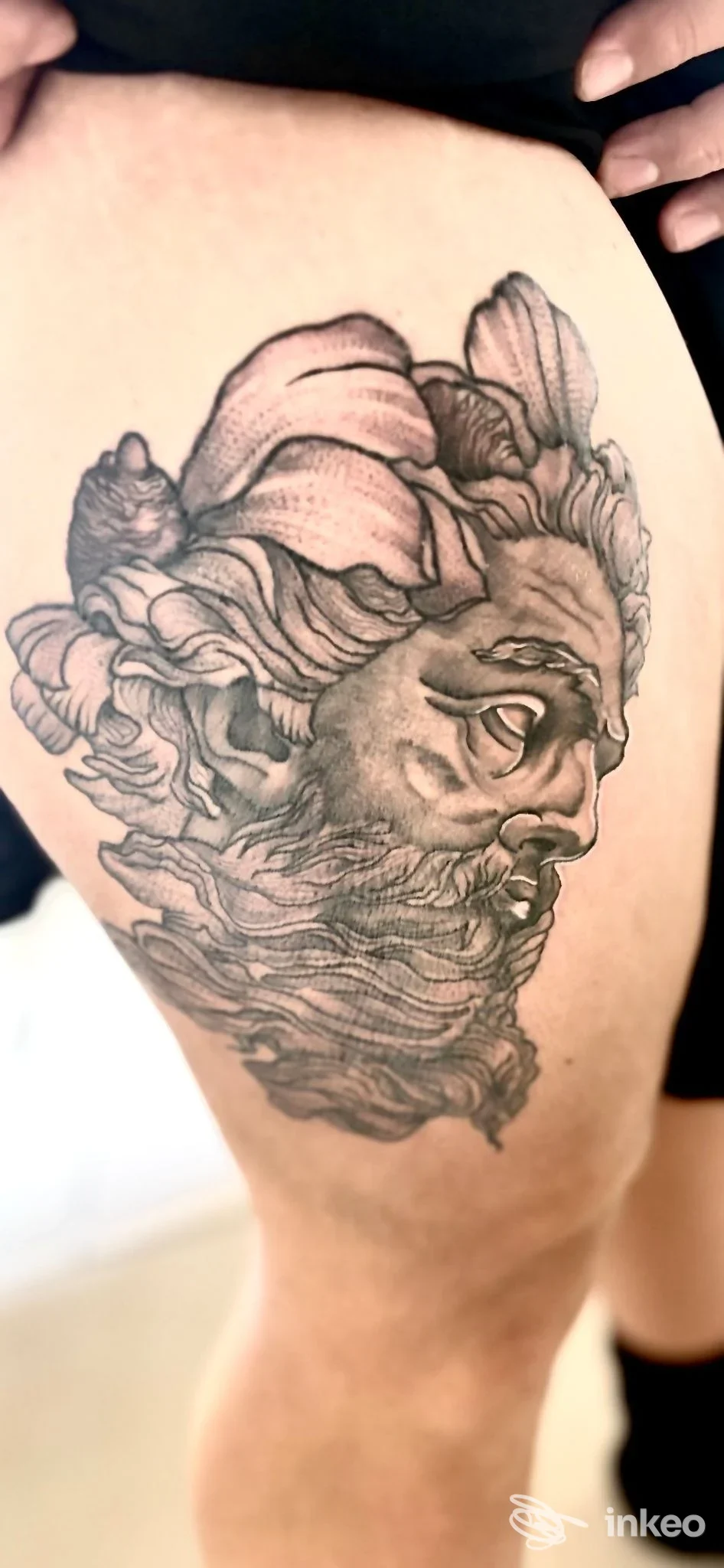 Tatuaggio in bianco e nero su coscia che raffigura il profilo barbuto di un volto classico — Strega Ink Tattoo Studio, Villanova.