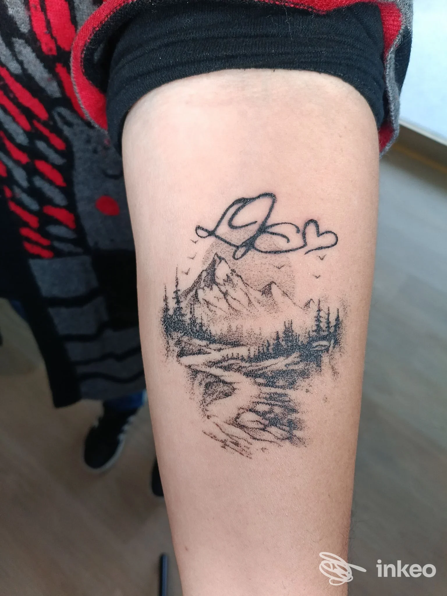 Tatuaggio paesaggistico puntinato sull'avambraccio, foto fornita da Ragnarok handpoke ritual tattoo studio, San Giovanni.