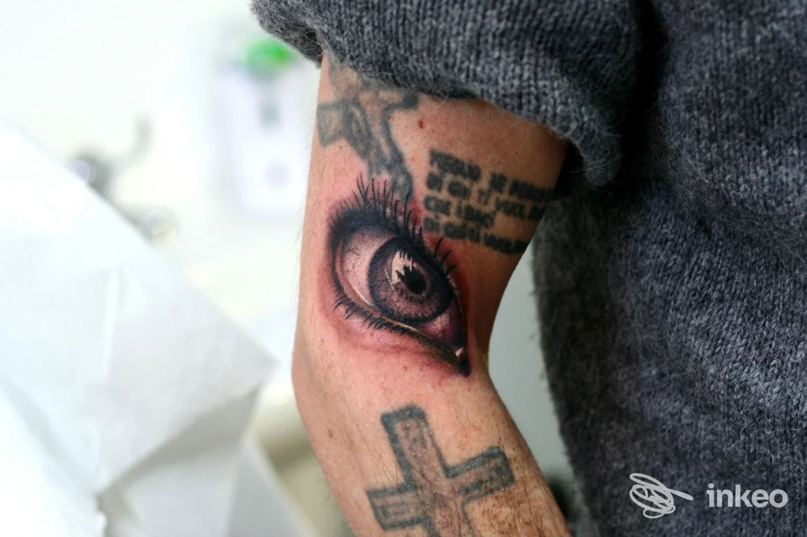 Tatuaggio realistico di un occhio sulla piega del gomito, Simy Tattoo Studio, Trieste.