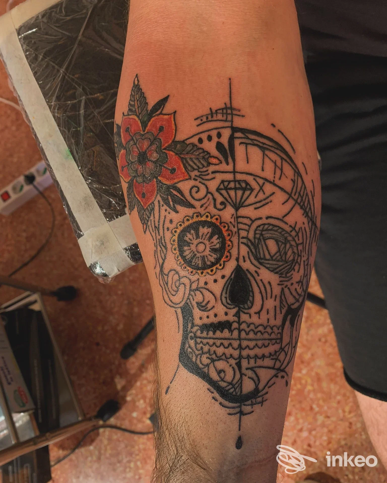Tatuaggio di teschio decorato con fiore su avambraccio, Peue Tattoo, Castions.