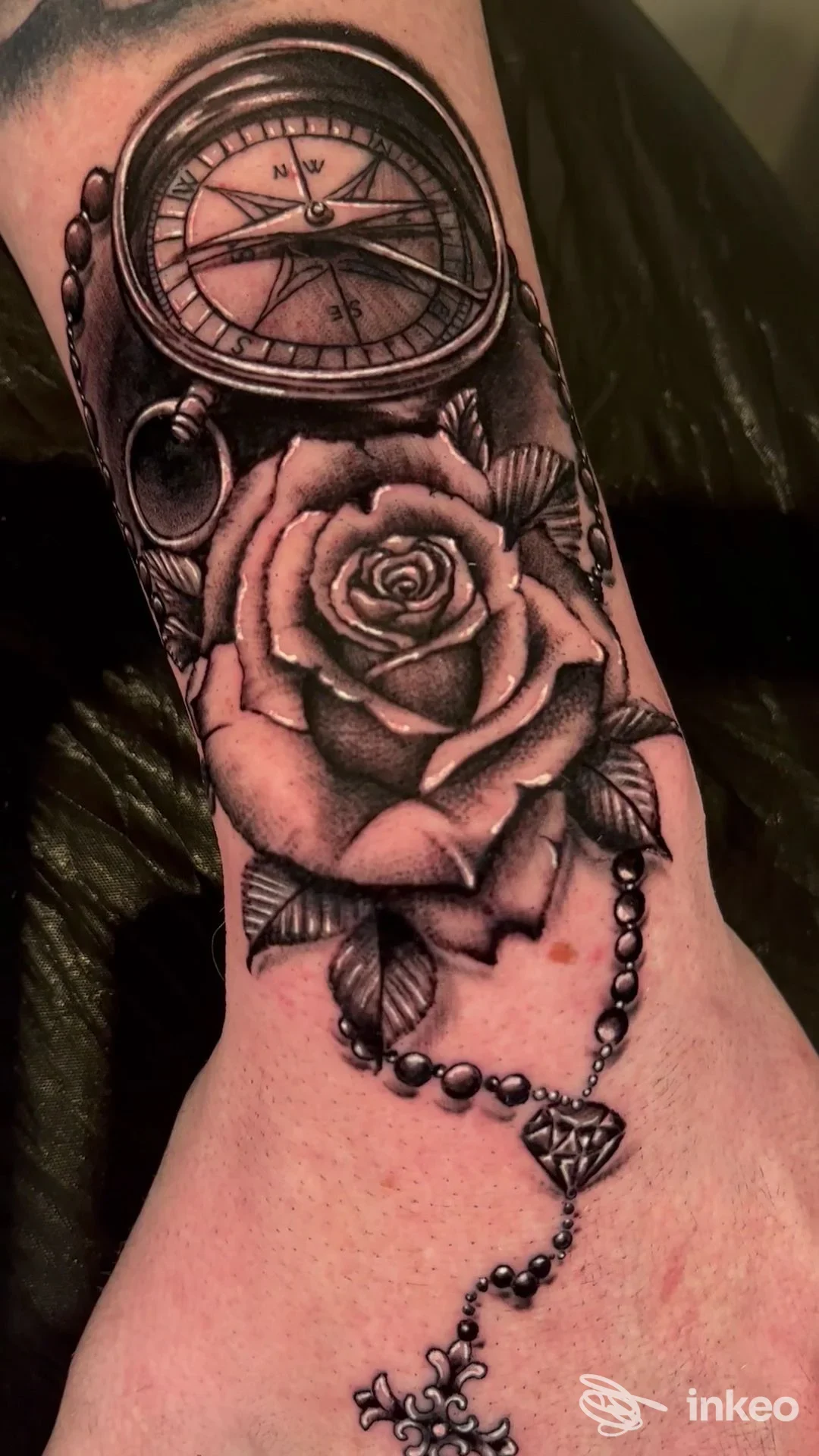 Tatuaggio realistico bianco e nero di rosa, bussola e catena su avambraccio e dorso della mano — Silver Angel Tattoo Studio, San Vito al Tagliamento.