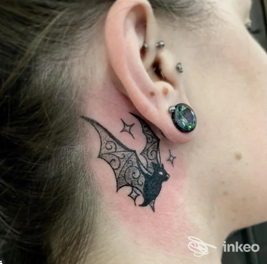 Tatuaggio a pipistrello dietro l'orecchio, foto realizzata da Obsidian Tattoo Atelier a Trieste.