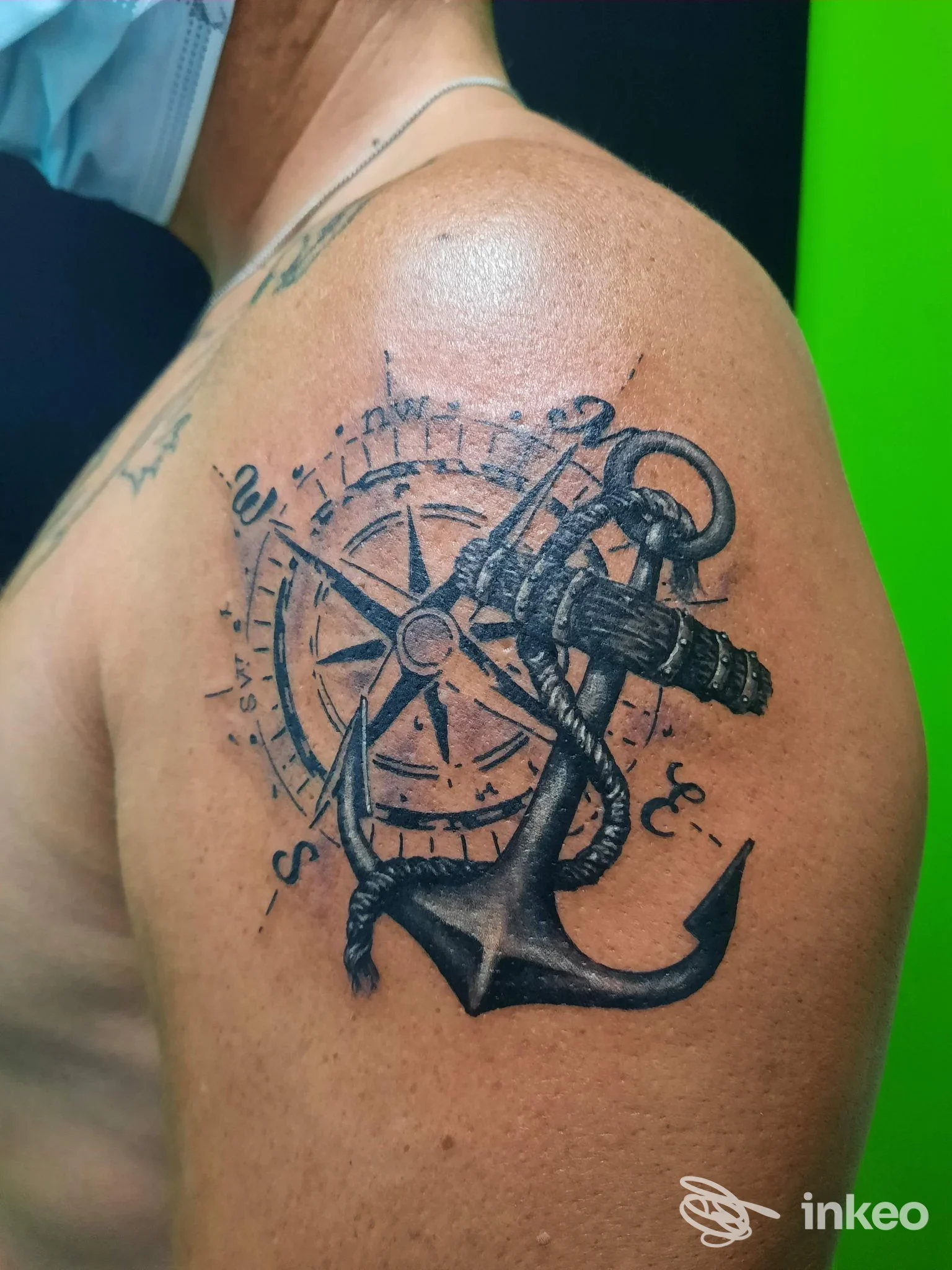 Tatuaggio nautico con bussola e ancora sulla spalla, Angolo Tattoo Piercing Studio, Cervignano del Friuli.