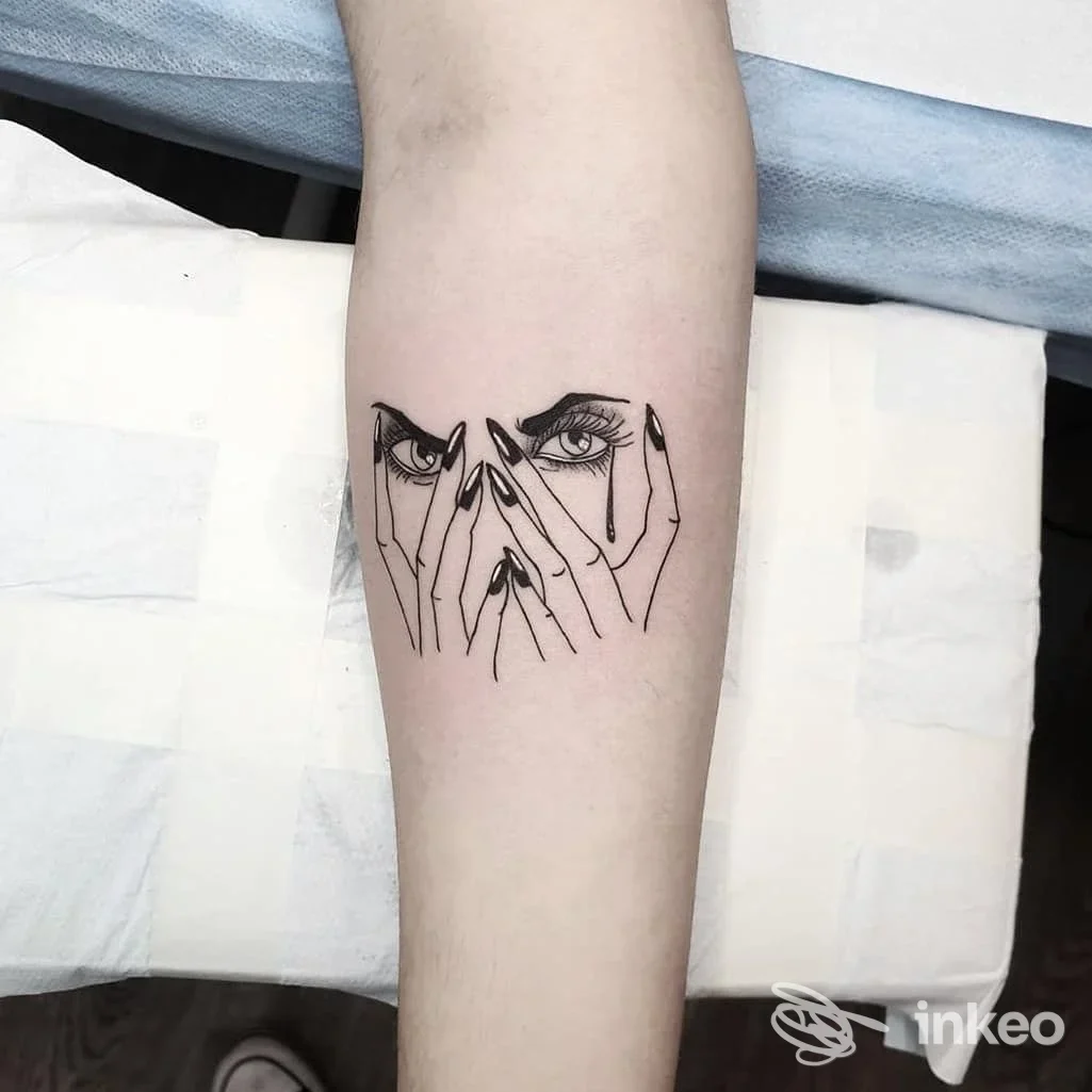Tatuaggio a linework su avambraccio con occhi e mani, foto fornita da Rocket Queen Tattoo Studio a Cordovado.