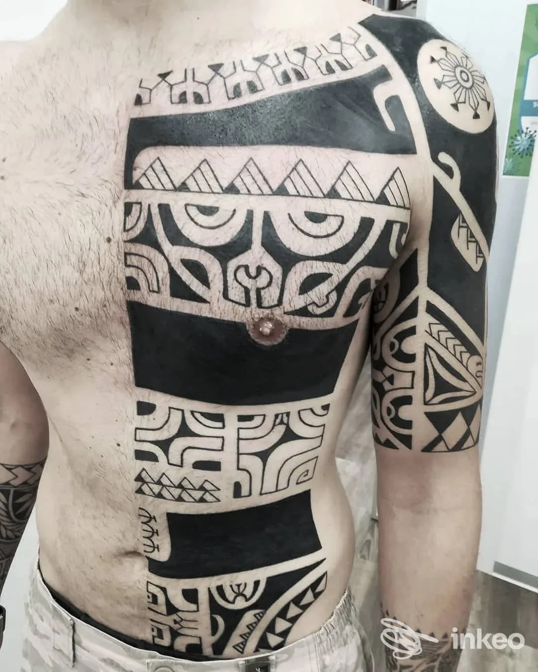 Ampio tatuaggio tribale sul torace, fianco e braccio, fotografia inviata da Rocket Queen Tattoo Studio a Cordovado.