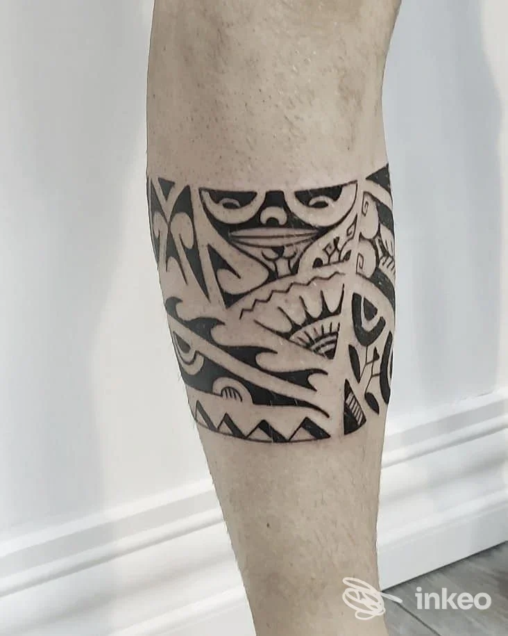 Fascia tribale nera tatuata sul polpaccio, foto inviata da Rocket Queen Tattoo Studio a Cordovado.