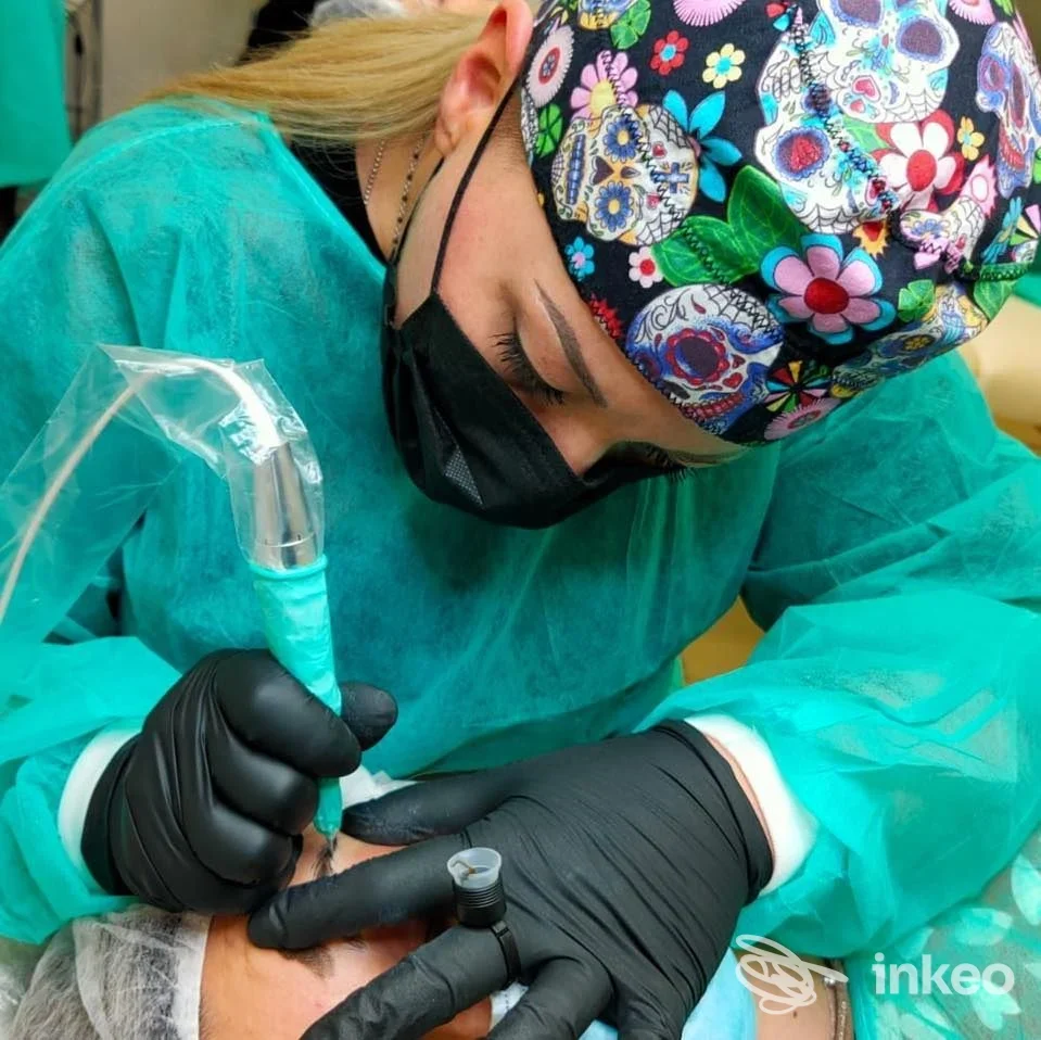 Dermopigmentazione sopracciglia in primo piano eseguita da Erica Battistutta a Fiume Veneto, operatrice al lavoro sulla cliente.