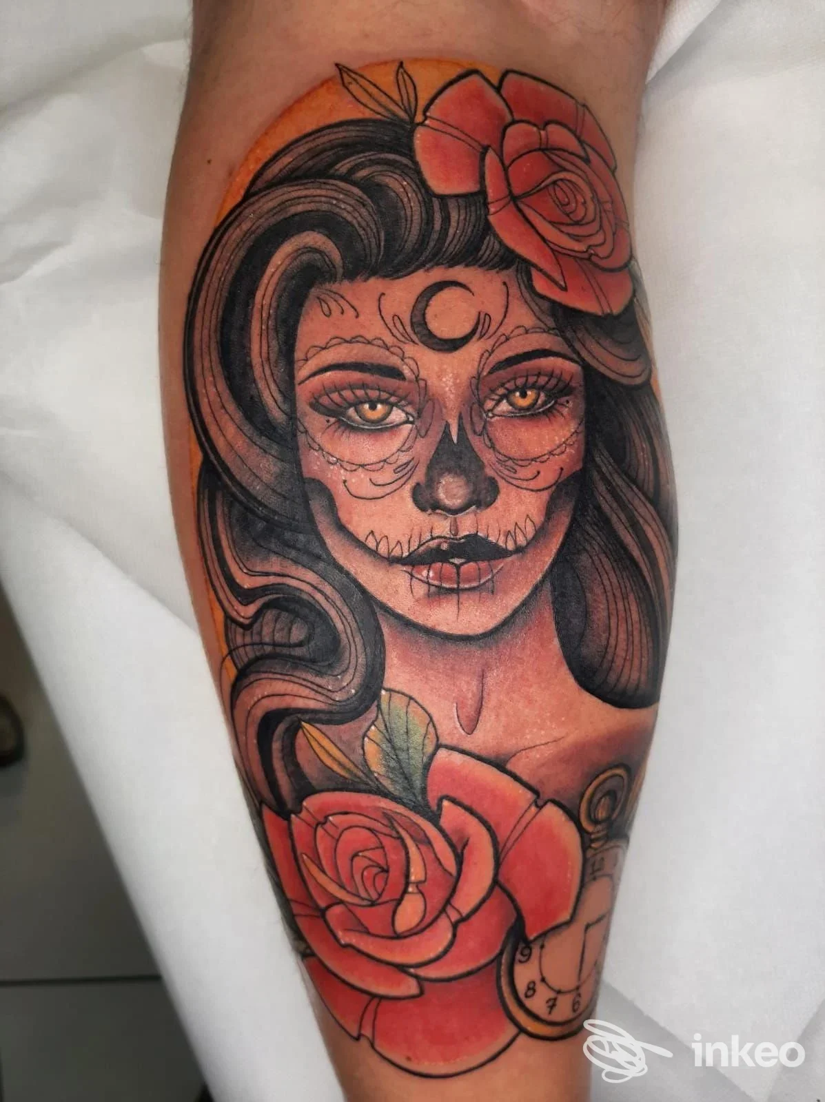 Tatuaggio sugar skull con rose rosse e orologio sull'avambraccio, LinfaNera, Latisana.