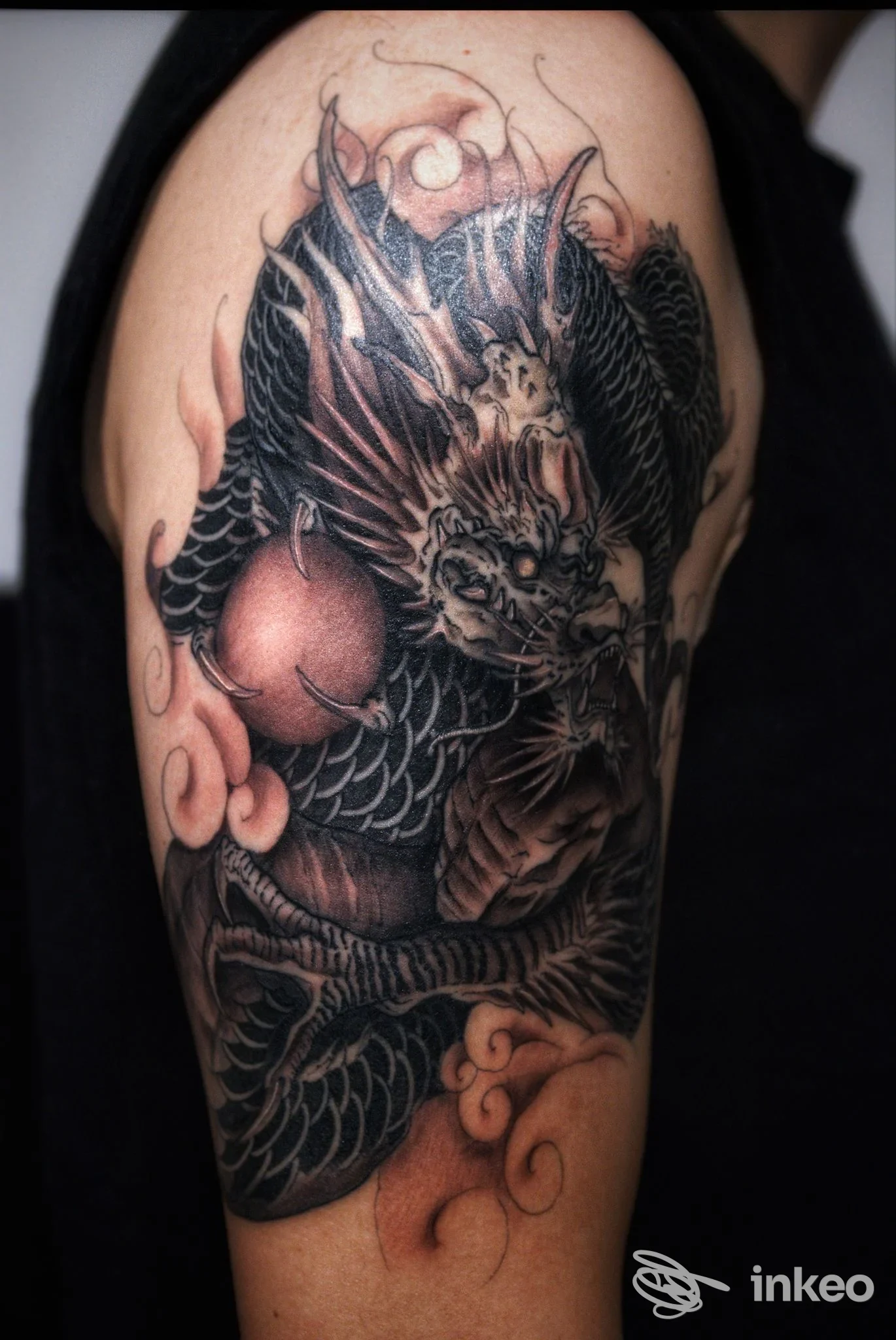 Tatuaggio a mezza manica raffigurante un drago sul braccio superiore. AG Ink Tattoo Shop, Roma.