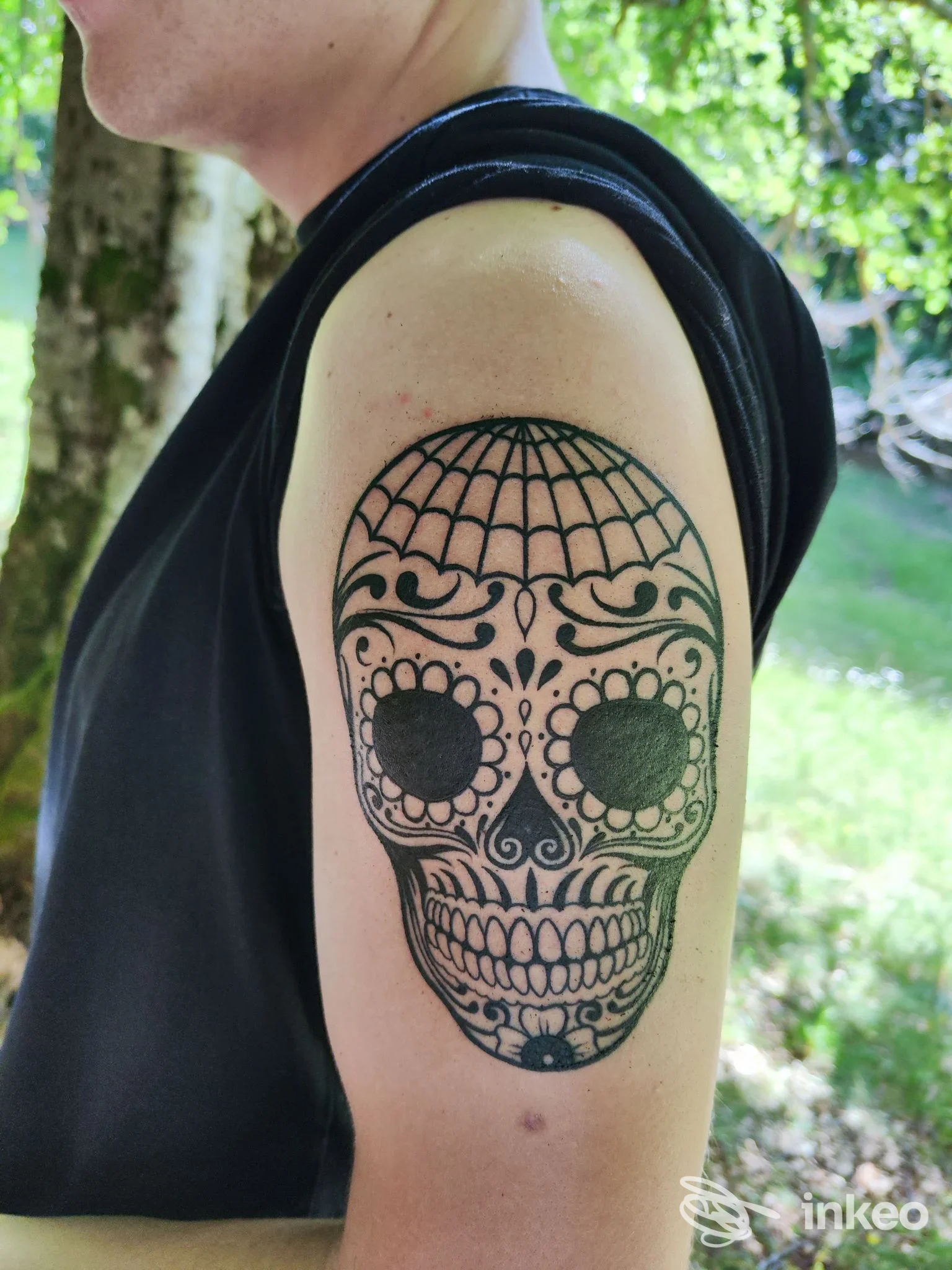 Primo piano del braccio con un grande tatuaggio teschio decorato; foto fornita da AG Ink Tattoo Shop, Roma.
