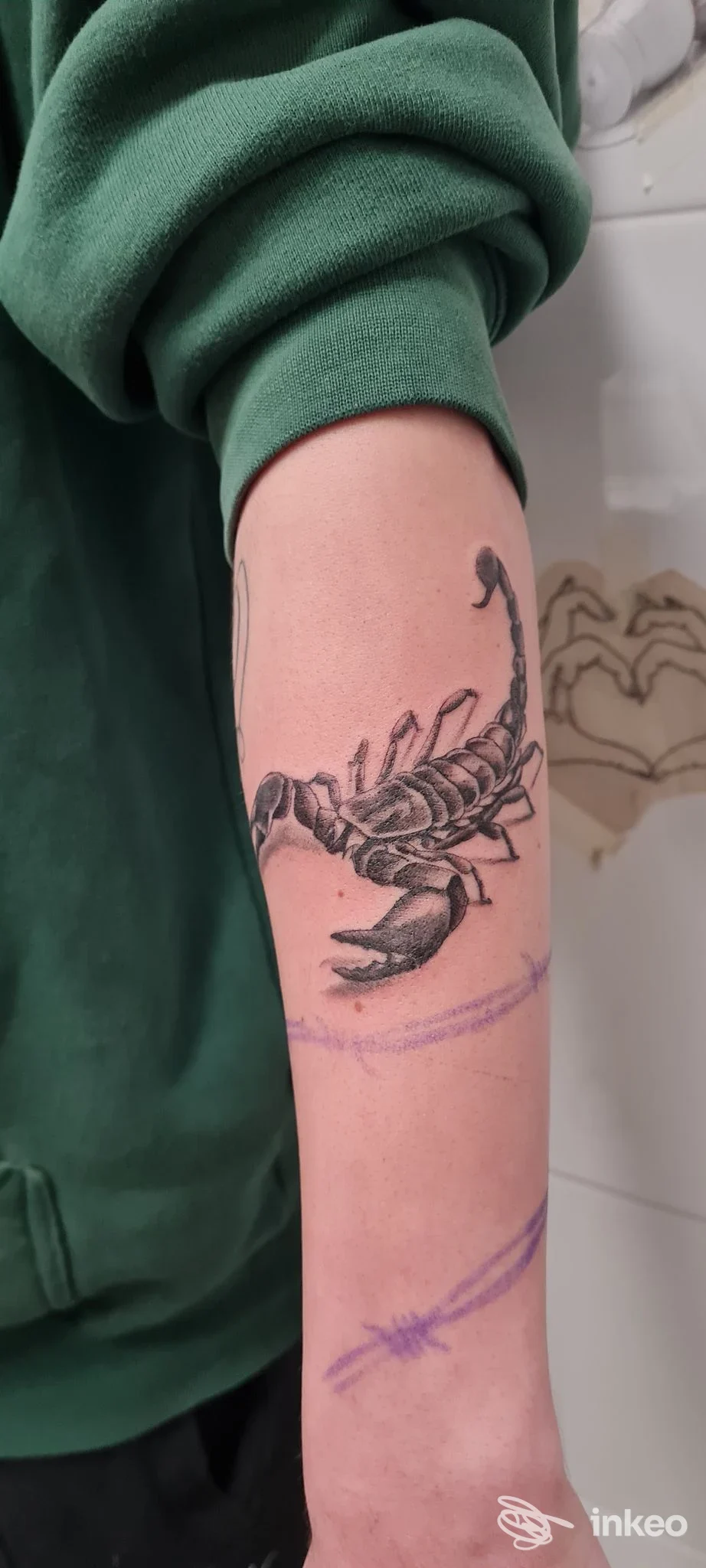 Dettaglio di tatuaggio scorpione in stile black & grey sull'avambraccio, foto fornita da Solo Tattoo a Roma.