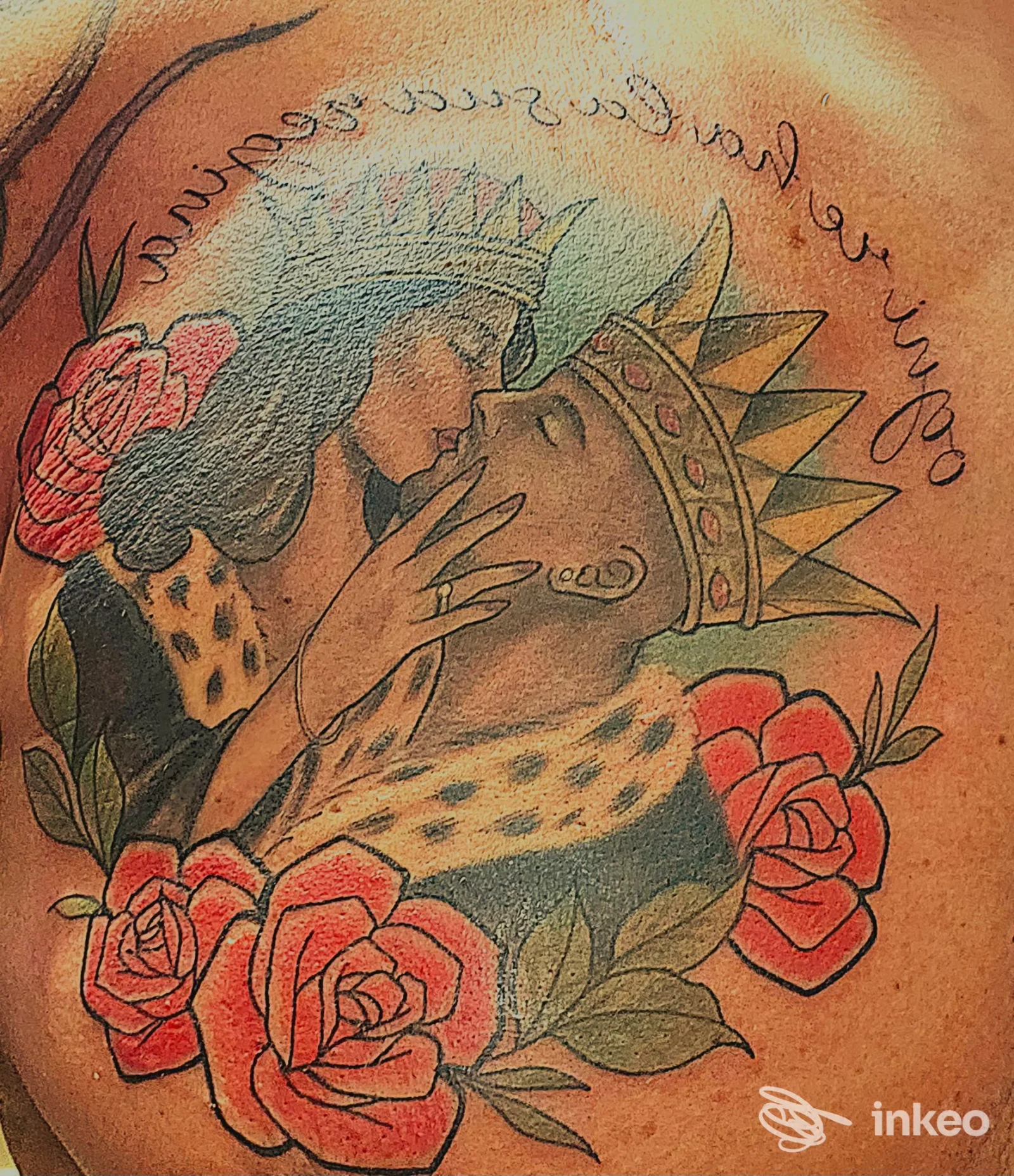 Tatuaggio a colori sul petto con due figure coronate che si baciano, rose e scritta — Acanto tattoo, Roma