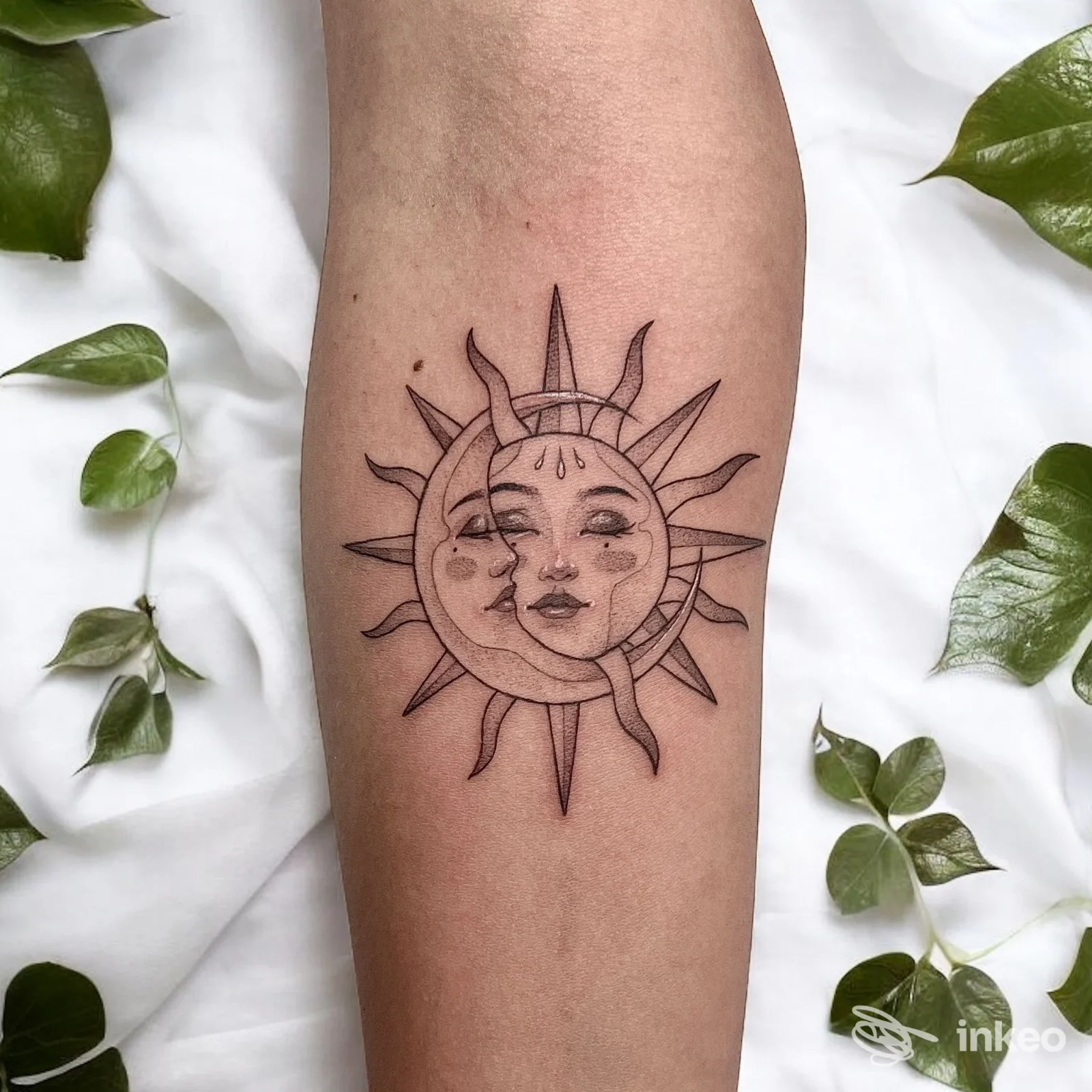Tatuaggio sole e luna in linework sull'avambraccio, realizzato da Acanto tattoo a Roma.