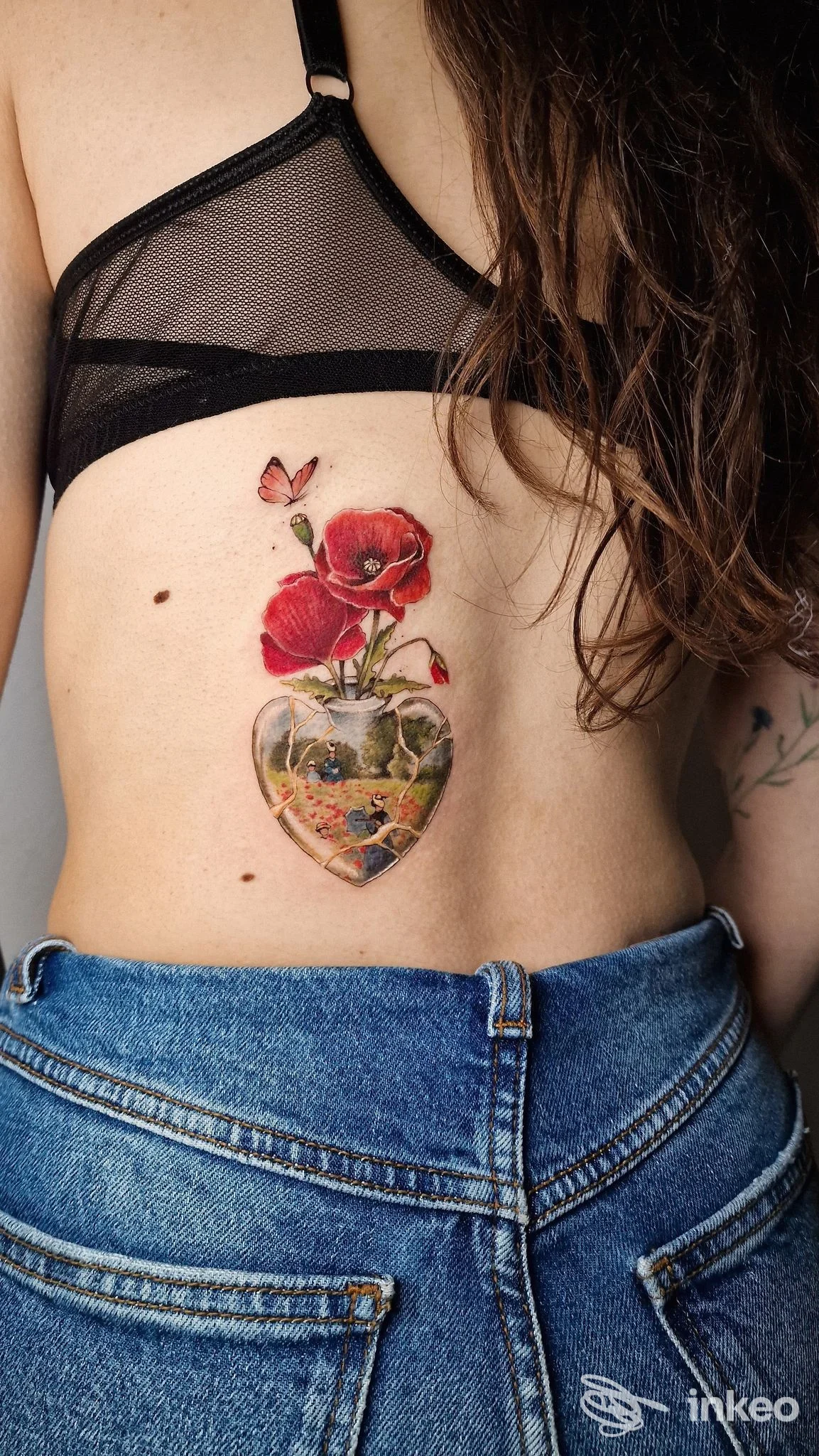 Tatuaggio floreale colorato a forma di cuore sull'addome, Alveare Tattoo - ROMA, Roma.