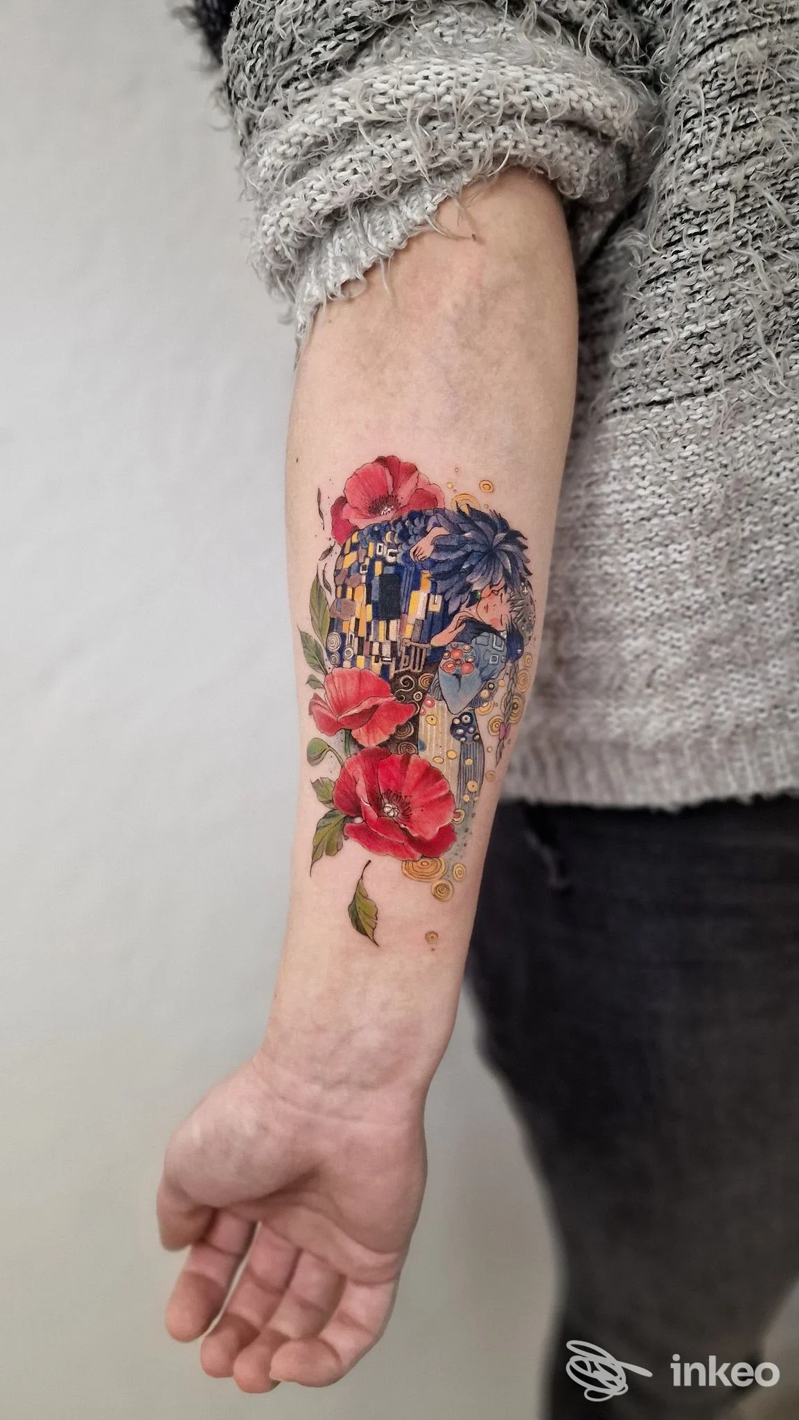 Tatuaggio colorato sull'avambraccio con fiori rossi e figura decorativa, realizzato da Alveare Tattoo - ROMA, Roma.