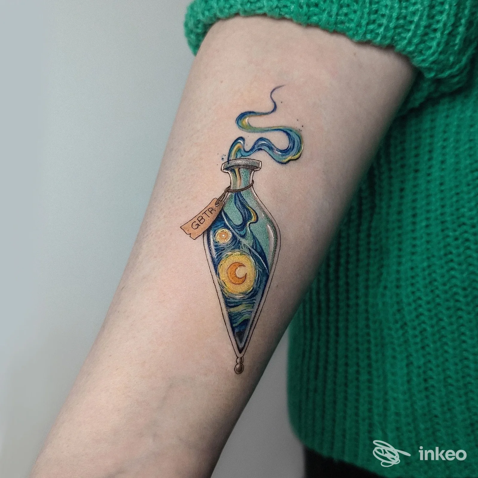 Tatuaggio colorato a bottiglia con cielo stellato sull'avambraccio interno, foto inviata da Alveare Tattoo - Roma.