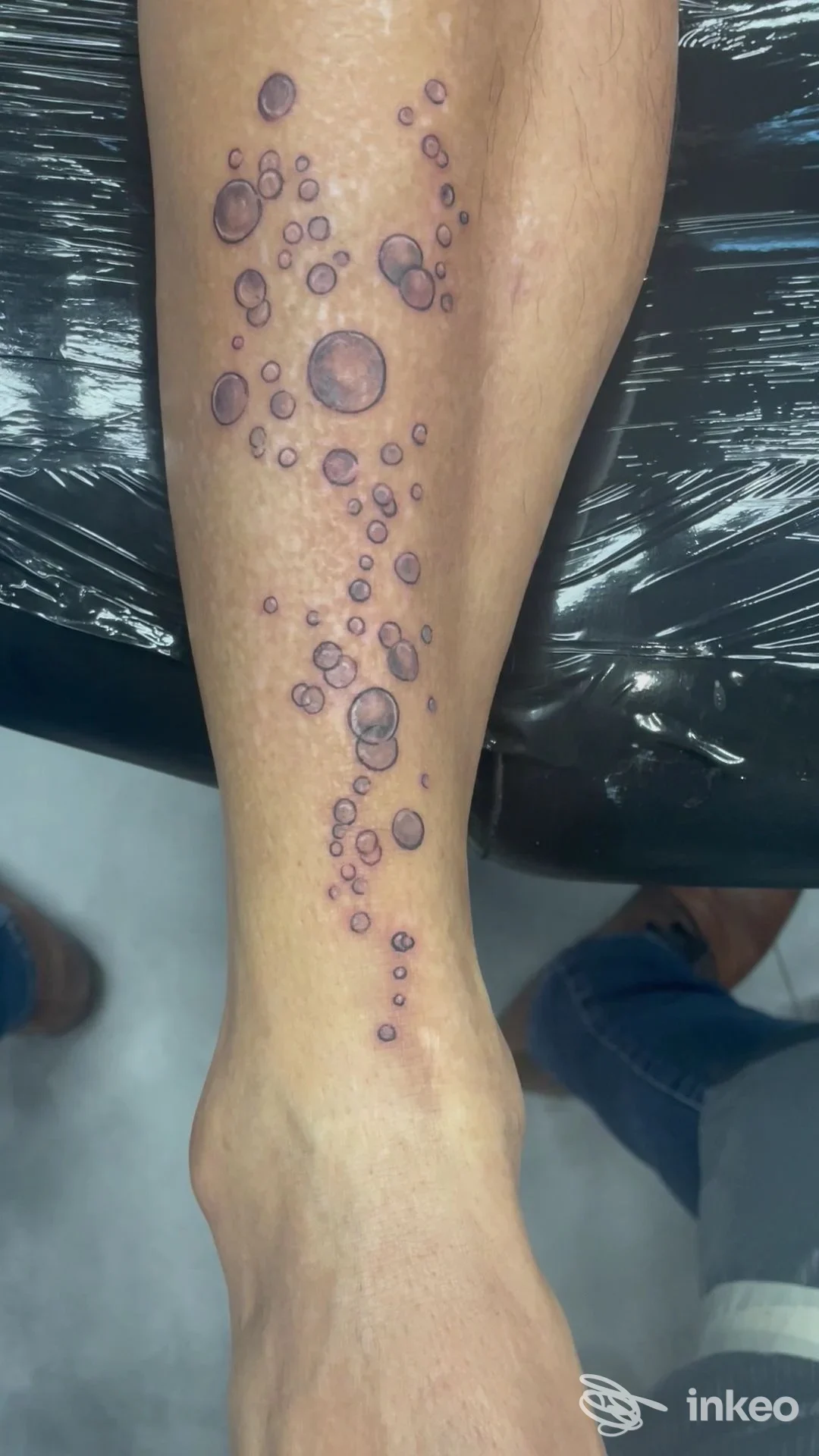 Tatuaggio a bolle lungo la parte inferiore della gamba fino alla caviglia, lavoro di Angeli o Demoni - Tattoo Art di Flavio Olivieri a Roma.
