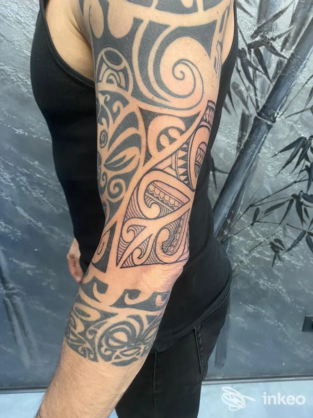 Manica tatuata in stile tribale sul braccio, foto fornita da Angeli o Demoni - Tattoo Art, Roma.