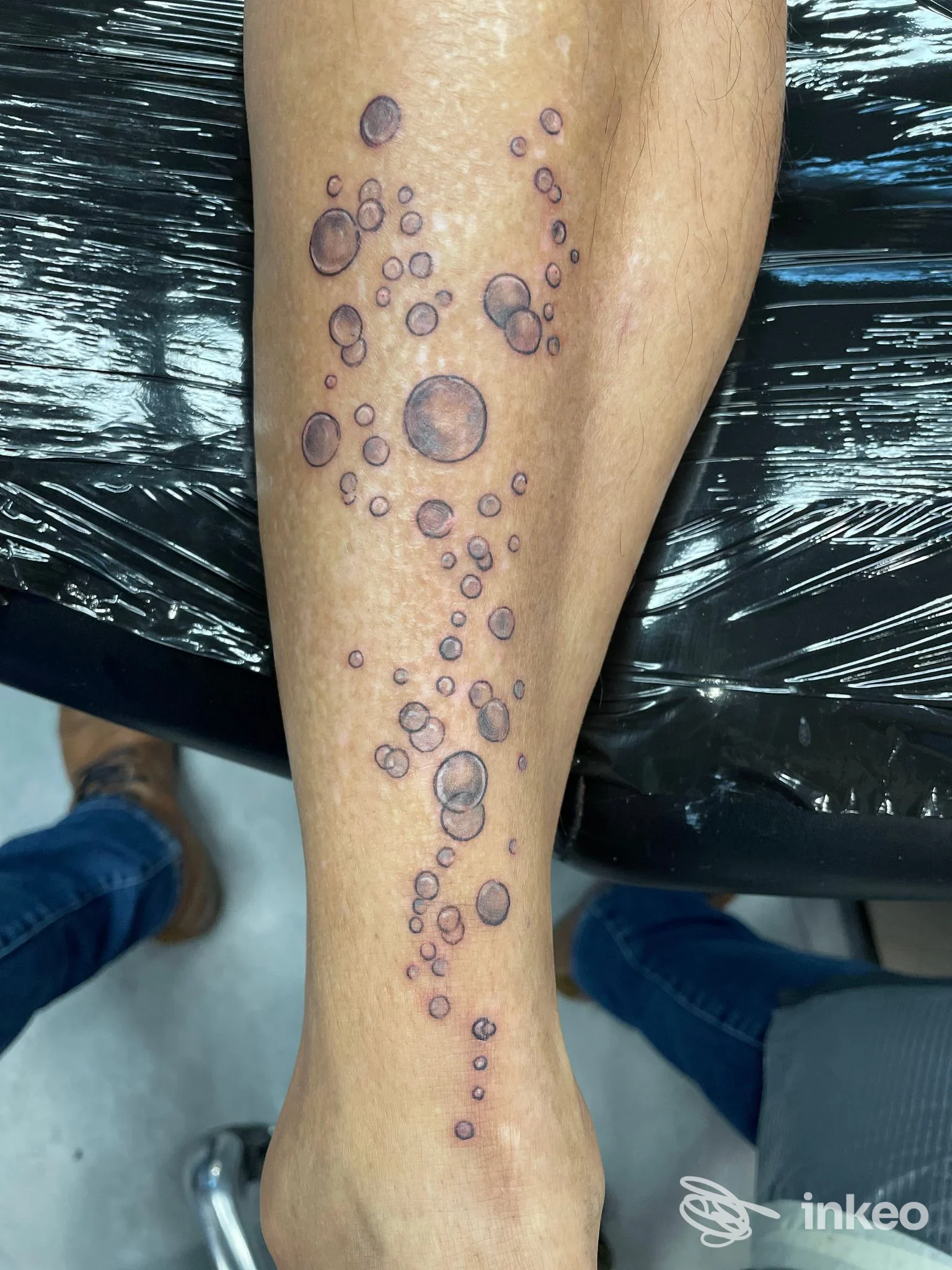 Tatuaggio a bolle sul polpaccio realizzato da Angeli o Demoni - Tattoo Art di Flavio Olivieri, Roma.