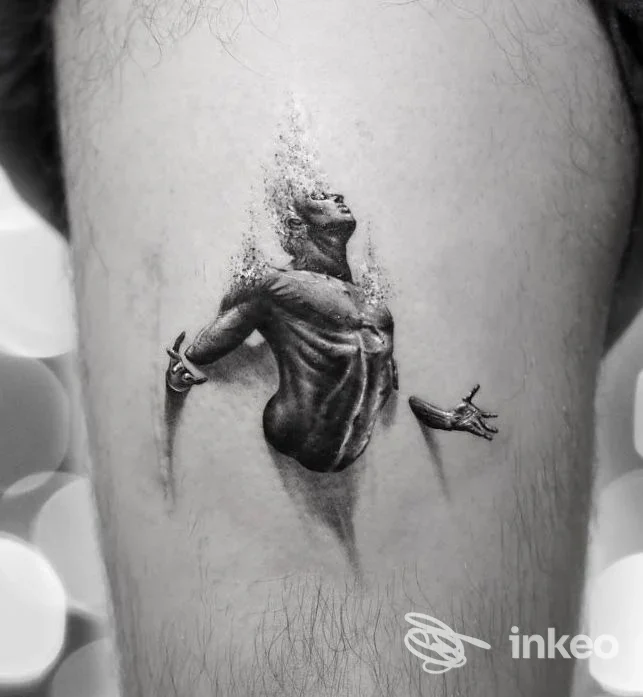 Tatuaggio realistico in bianco e nero di una figura umana su coscia, Aureo Roma Tattoo & Gallery, Roma.