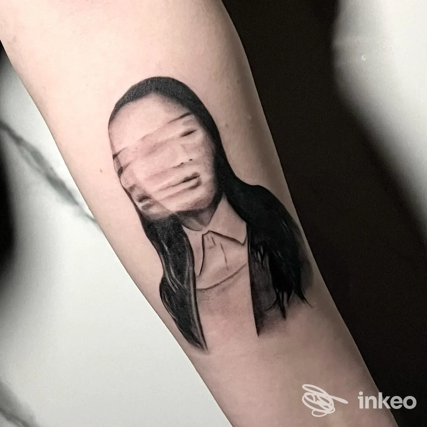 Tatuaggio ritratto sfocato sull'avambraccio, eseguito da AVVERSO TATTOO, Roma.