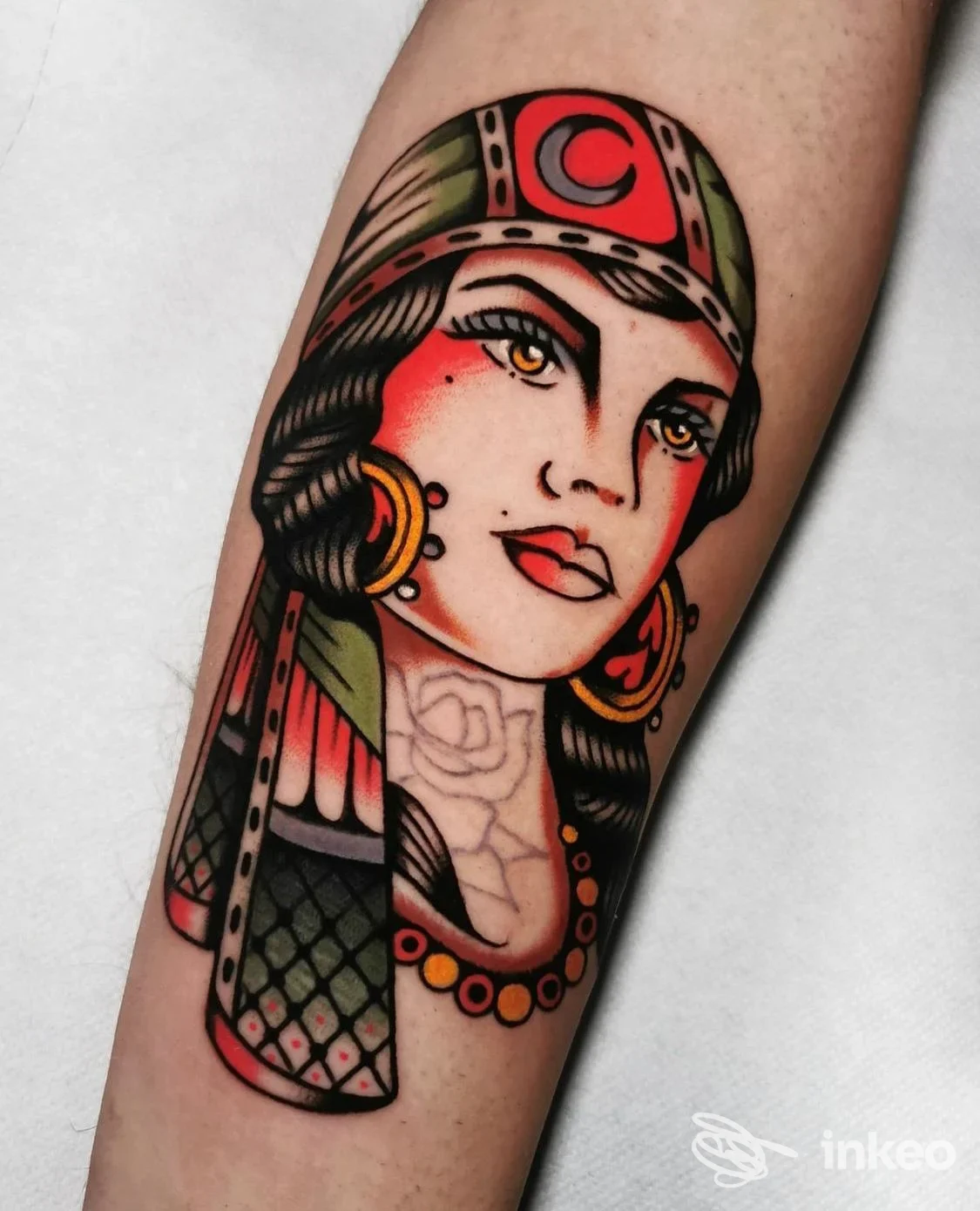 Tatuaggio tradizionale colorato di volto femminile sull'avambraccio, Alessandro Tenti - AT INK TATTOO, Roma.