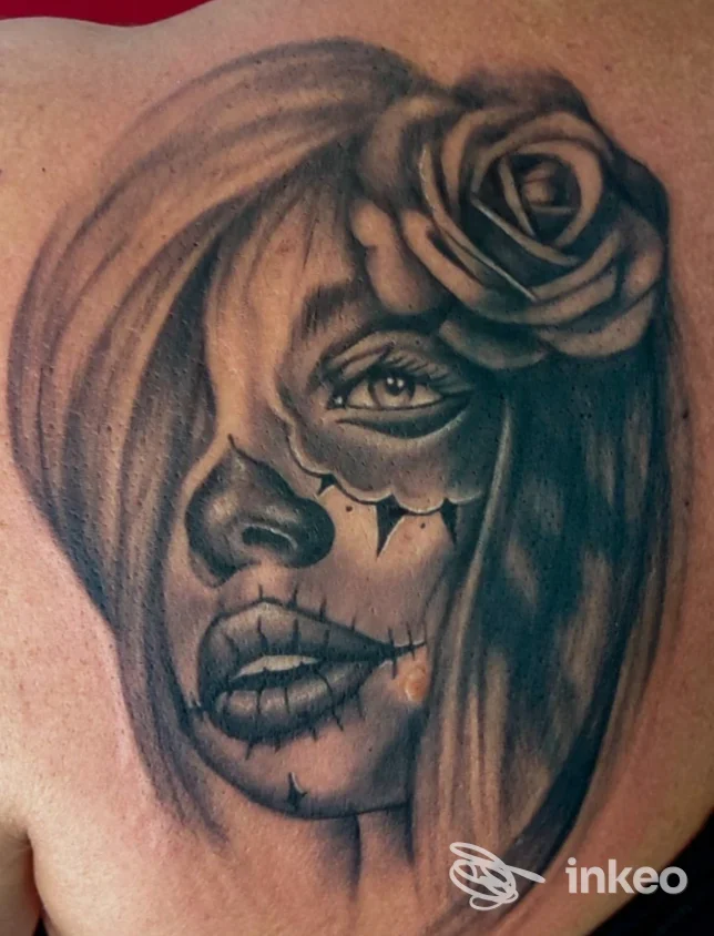 Tatuaggio realistico in bianco e nero di volto femminile con rosa sulla spalla, Assosacro Tattoo Shop, Colleferro.