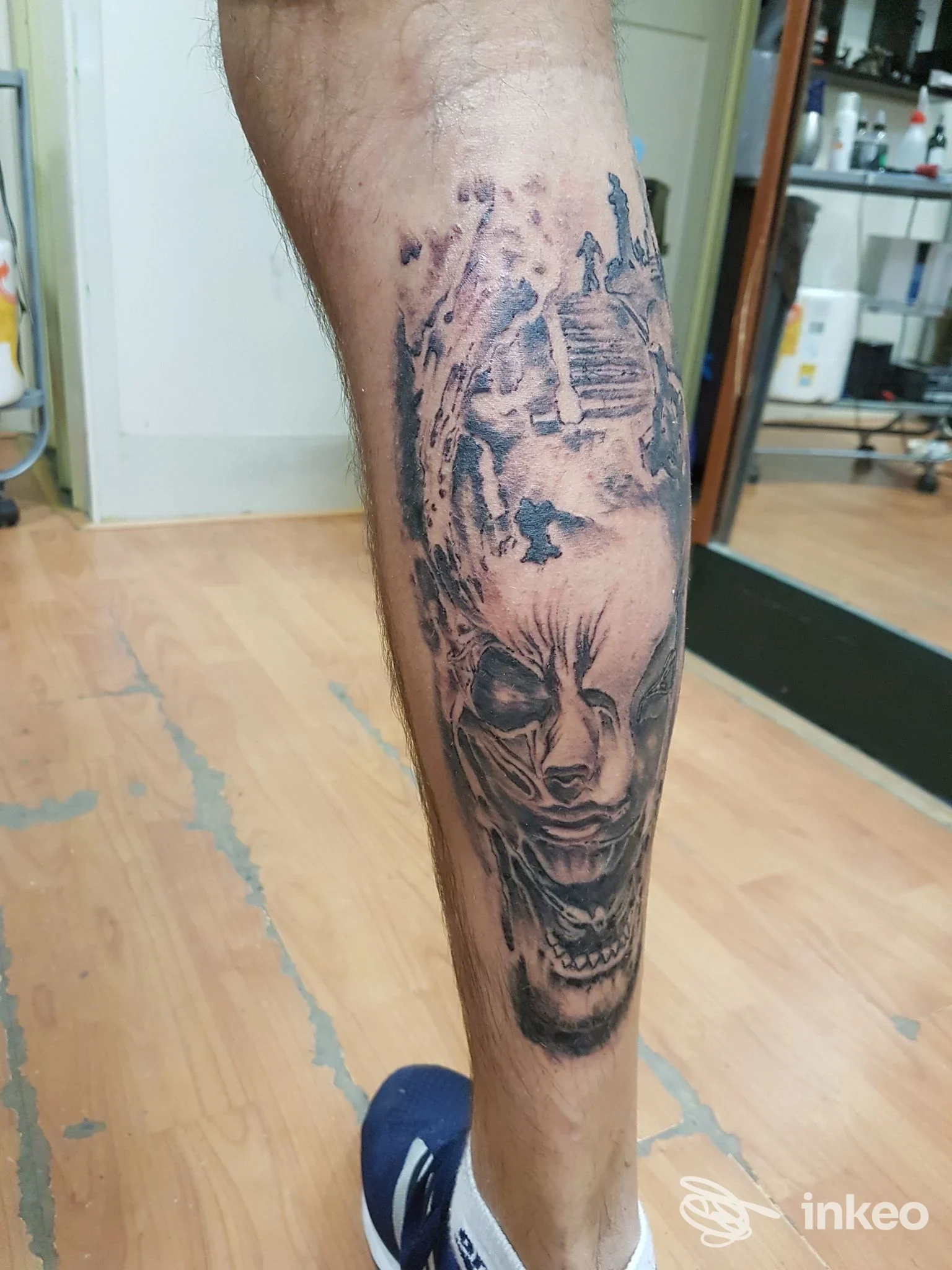 Tatuaggio realistico in bianco e nero sul polpaccio fotografato nello studio B.D.Q. Tattoo Studio, Roma.