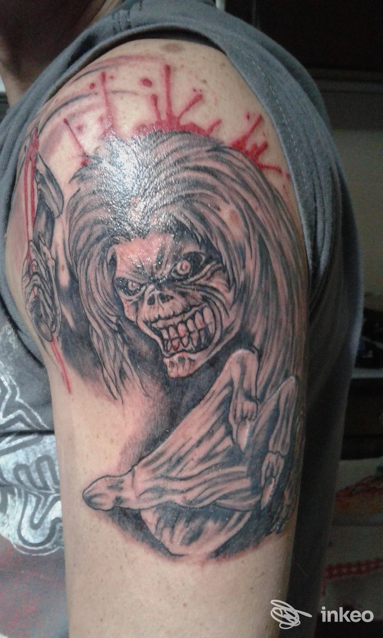 Tatuaggio su spalla/alto braccio a Roma realizzato da B.D.Q. Tattoo Studio S.A.S.: grande figura mostruosa in nero/grigio con accenti rossi.