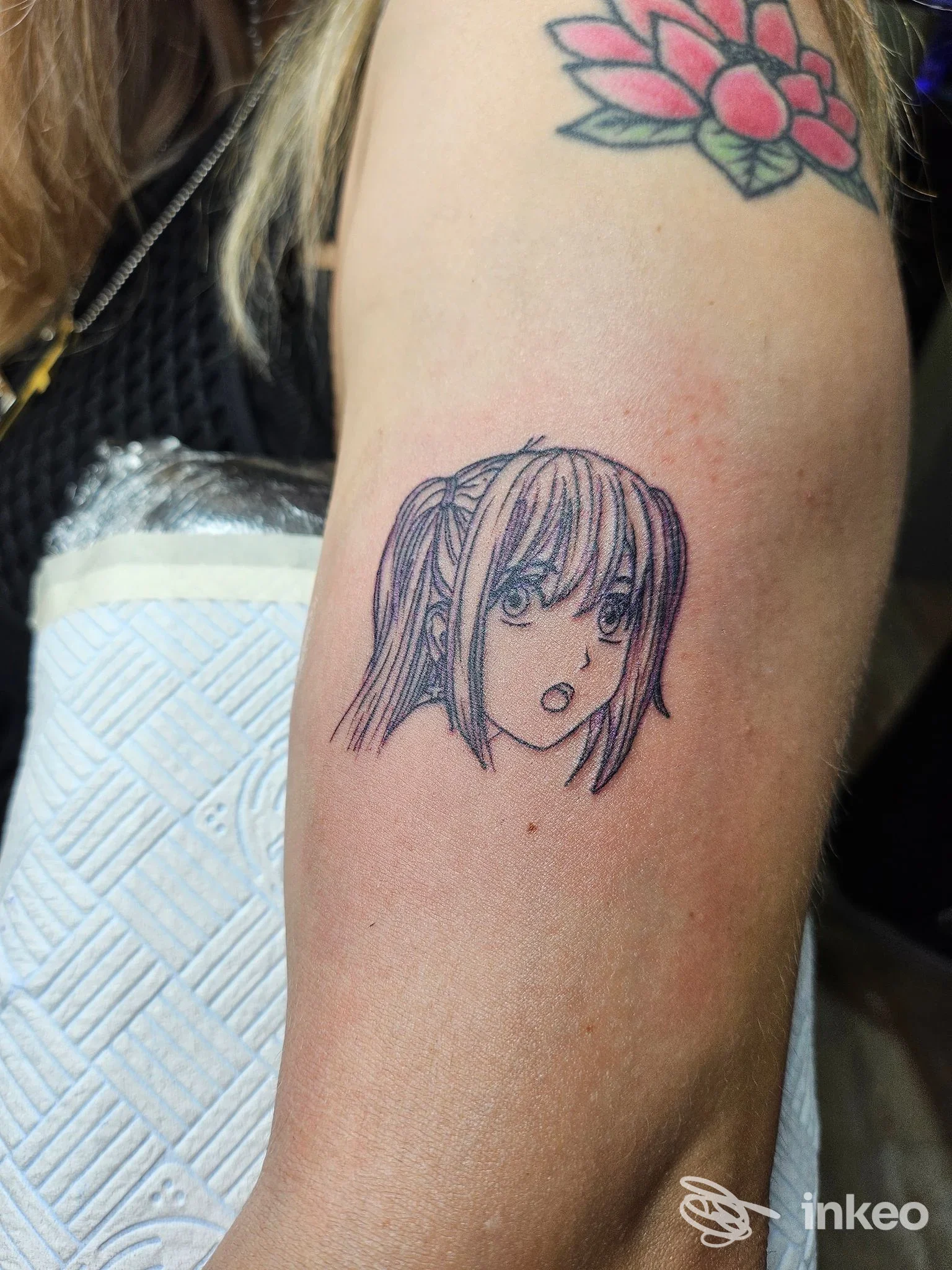 Piccolo tatuaggio lineare raffigurante un volto in stile manga sull'avambraccio, foto dello studio BLOODBROTHERS TATTOO E PIERCING STUDIO, Aprilia.