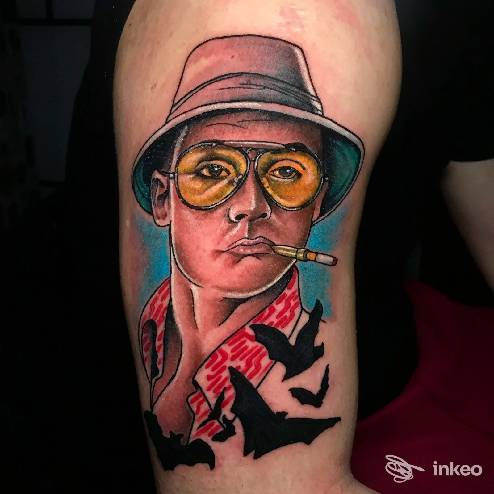 Tatuaggio colorato a ritratto con occhiali gialli e pipistrelli sull'avambraccio, realizzato da Believe in Yourself Tattoo, Roma.