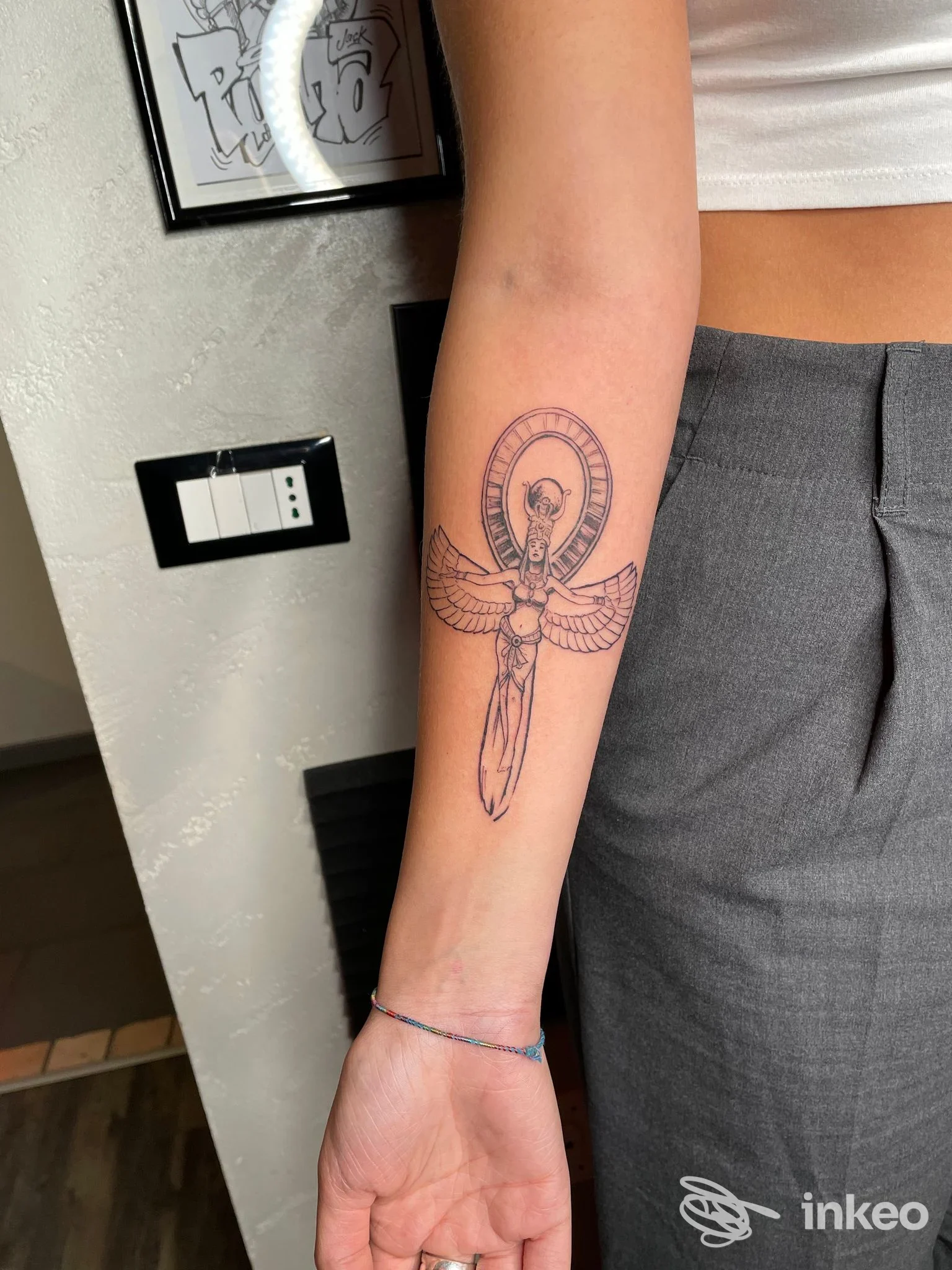 Tatuaggio in nero raffigurante figura alata sull'avambraccio interno. Foto fornita da Arch Ink Tattoo, Roma.