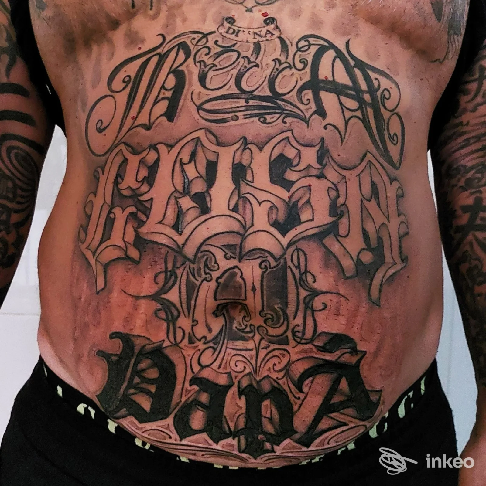 Ampio tatuaggio in nero su petto e addome, foto fornita da Attila Tattoo Piercing, Lido di Ostia.