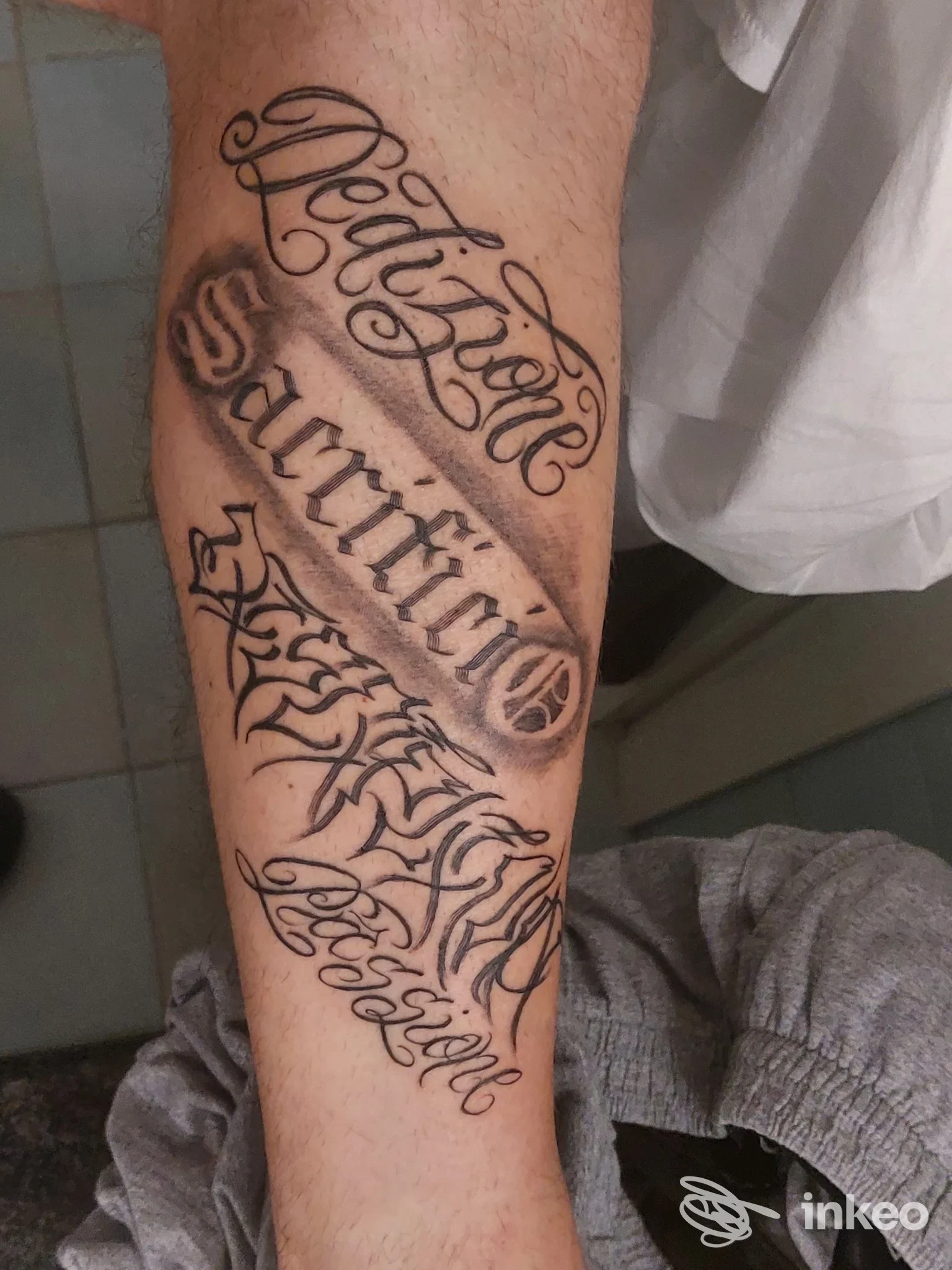 Avambraccio tatuato con diverse scritte in nero, foto fornita da Attila Tattoo Piercing, Lido di Ostia.