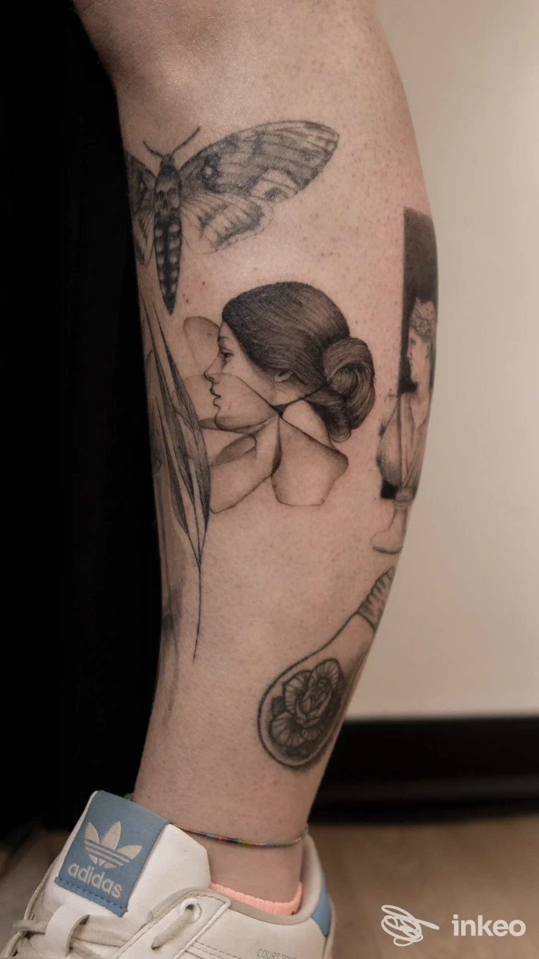 Dettaglio tatuaggi su polpaccio con falena, profili femminili e fiore — BAGHERA Tattoo Studio, Ceccano.