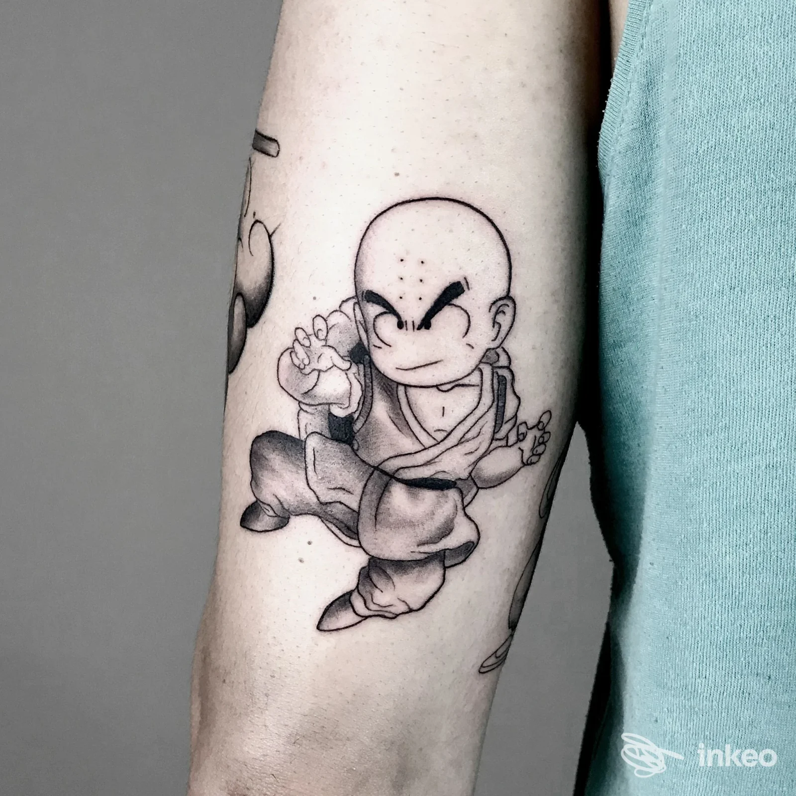 Tatuaggio in bianco e nero su avambraccio interno raffigurante un personaggio in stile cartone animato; BAGHERA Tattoo Studio, Ceccano.