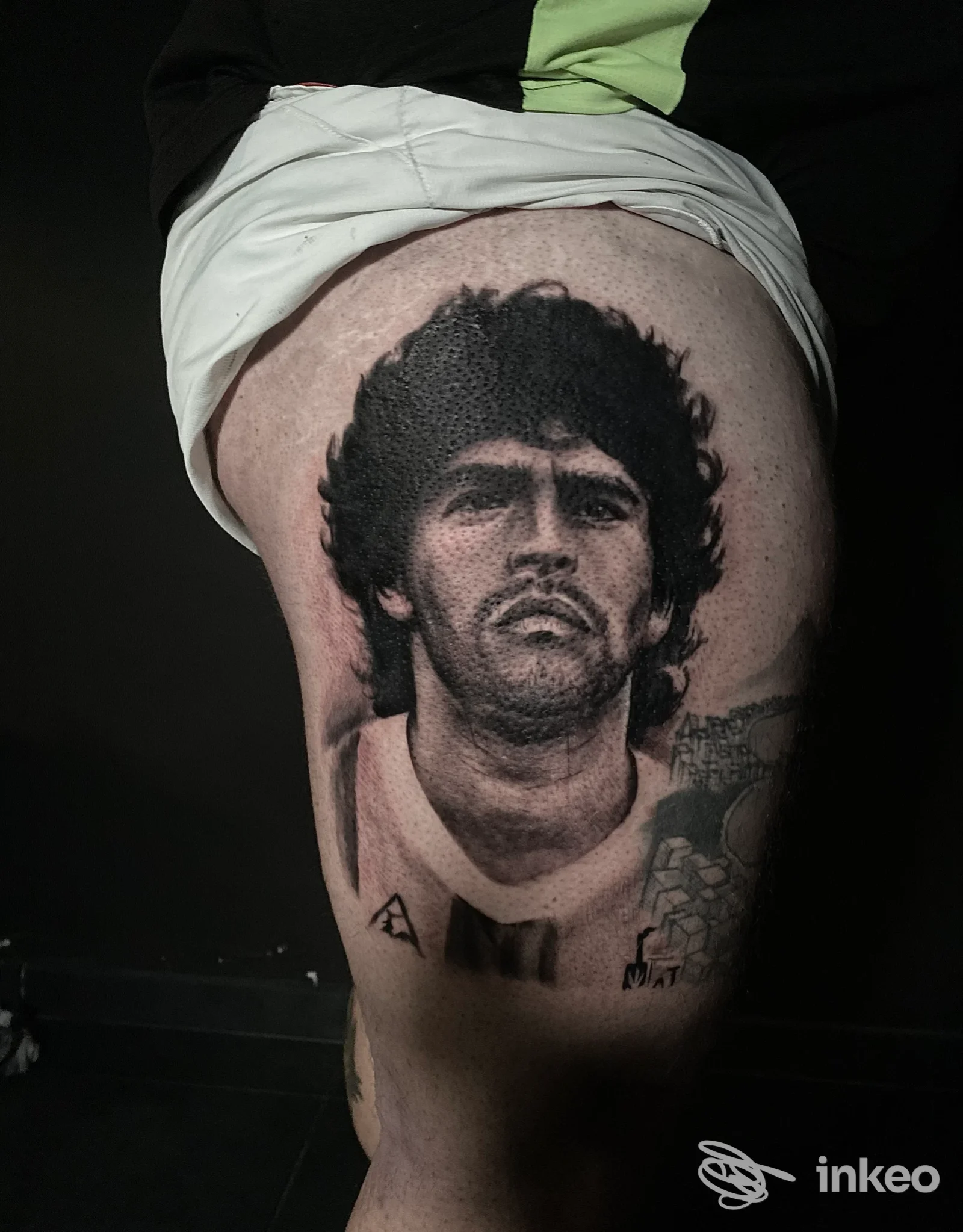 Tatuaggio realistico in bianco e nero su coscia realizzato da Black Heart Tattoo Studio Ivan Petrone a Cassino.