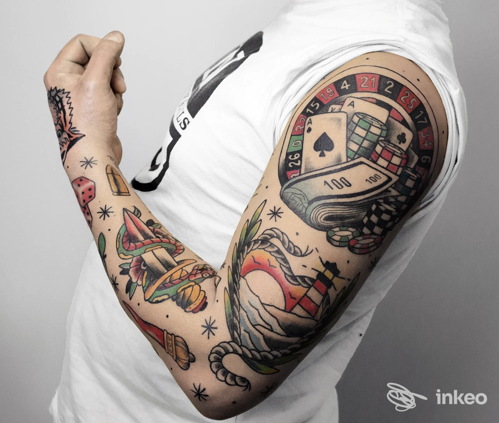 Manica tatuata con tema casinò e scene nautiche, foto fornita da Black Hole Tattoo ad Alatri.