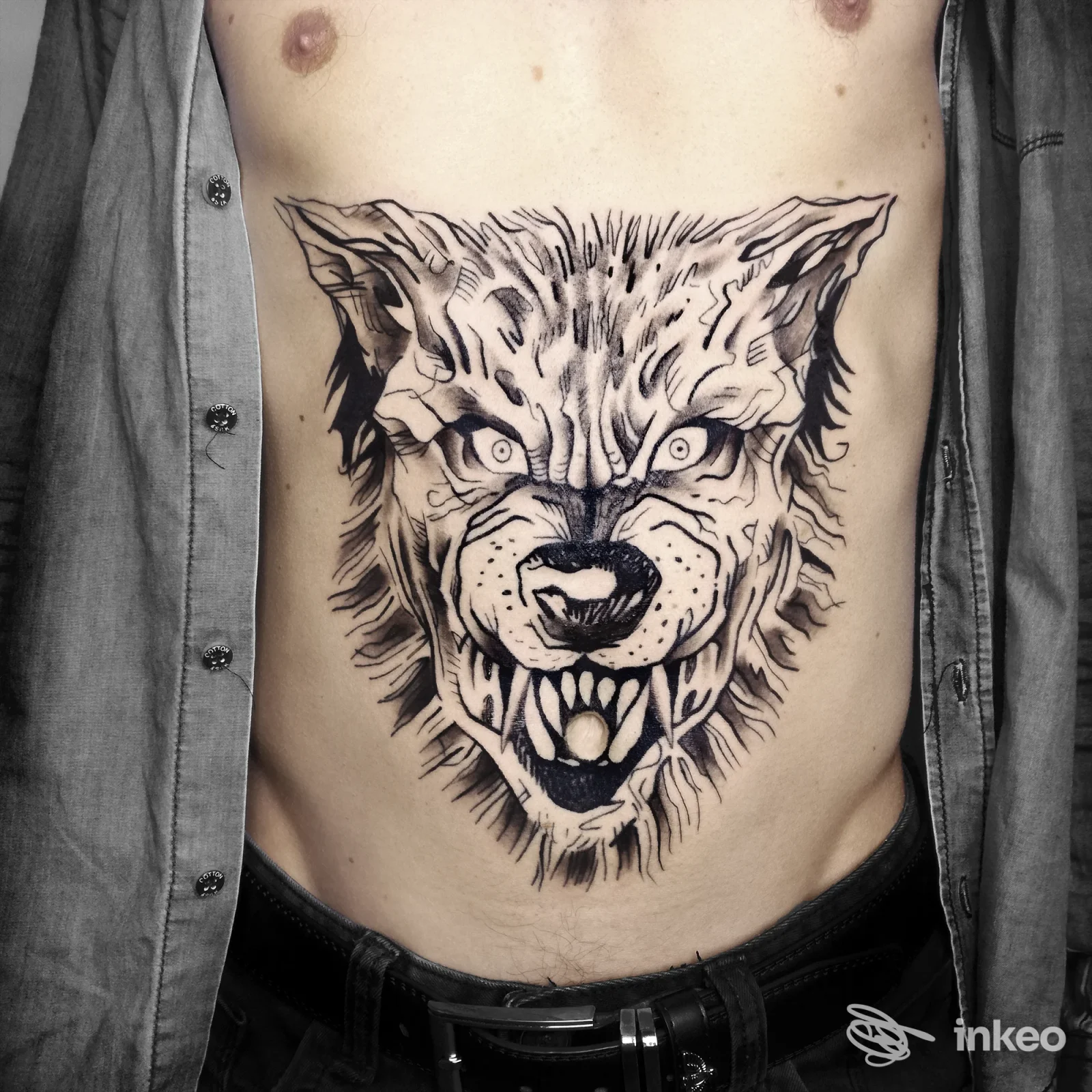 Grande tatuaggio a forma di lupo in bianco e nero sull'addome. Black Hole Tattoo, Alatri.