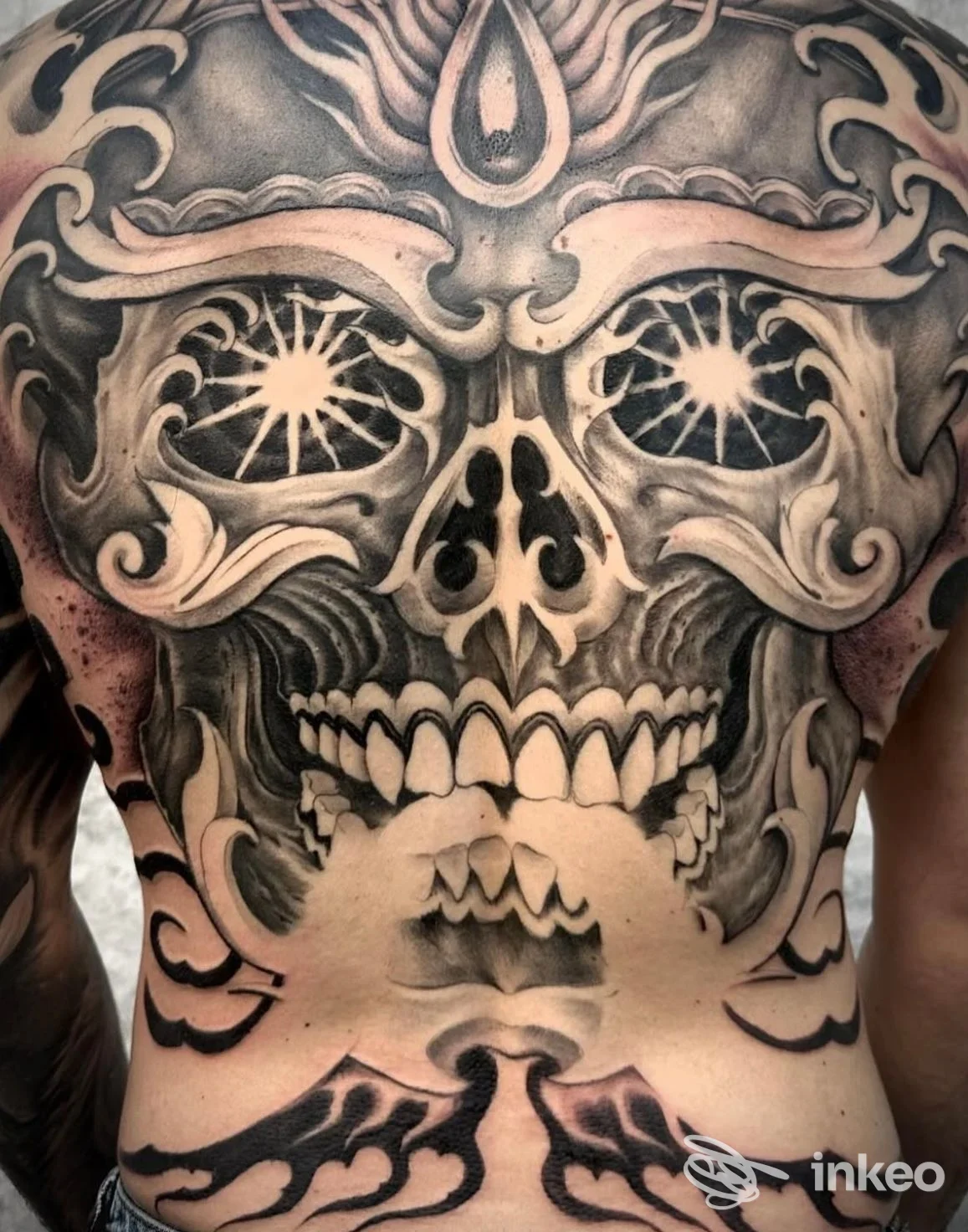 Ampio tatuaggio black & grey a tutta schiena con teschio ornamentale, Black Tear Tattoo Studio Roma.