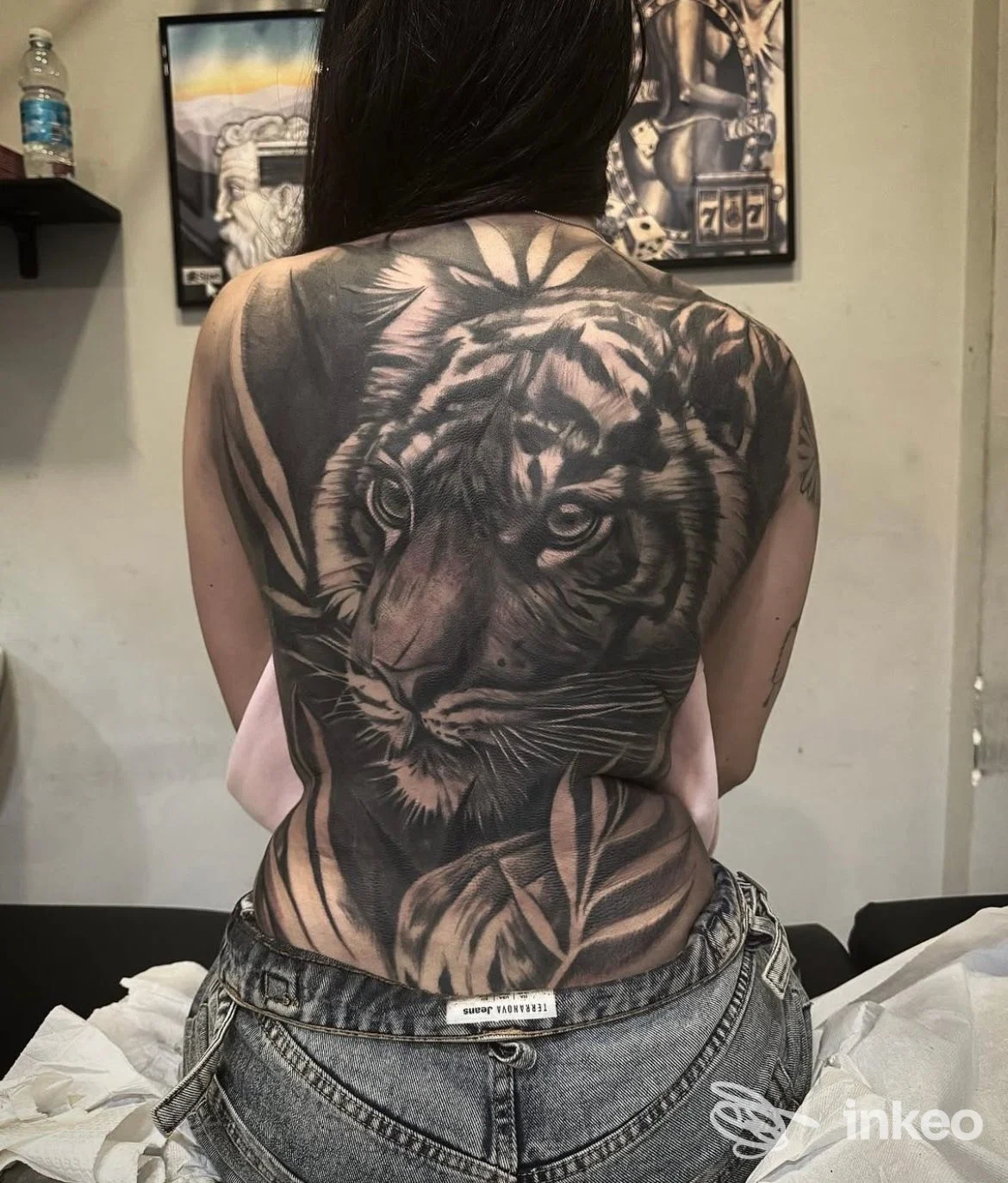 Grande tatuaggio realistico in bianco e nero raffigurante una tigre sulla schiena, foto dal retro — Black Tear Tattoo Studio, Roma.