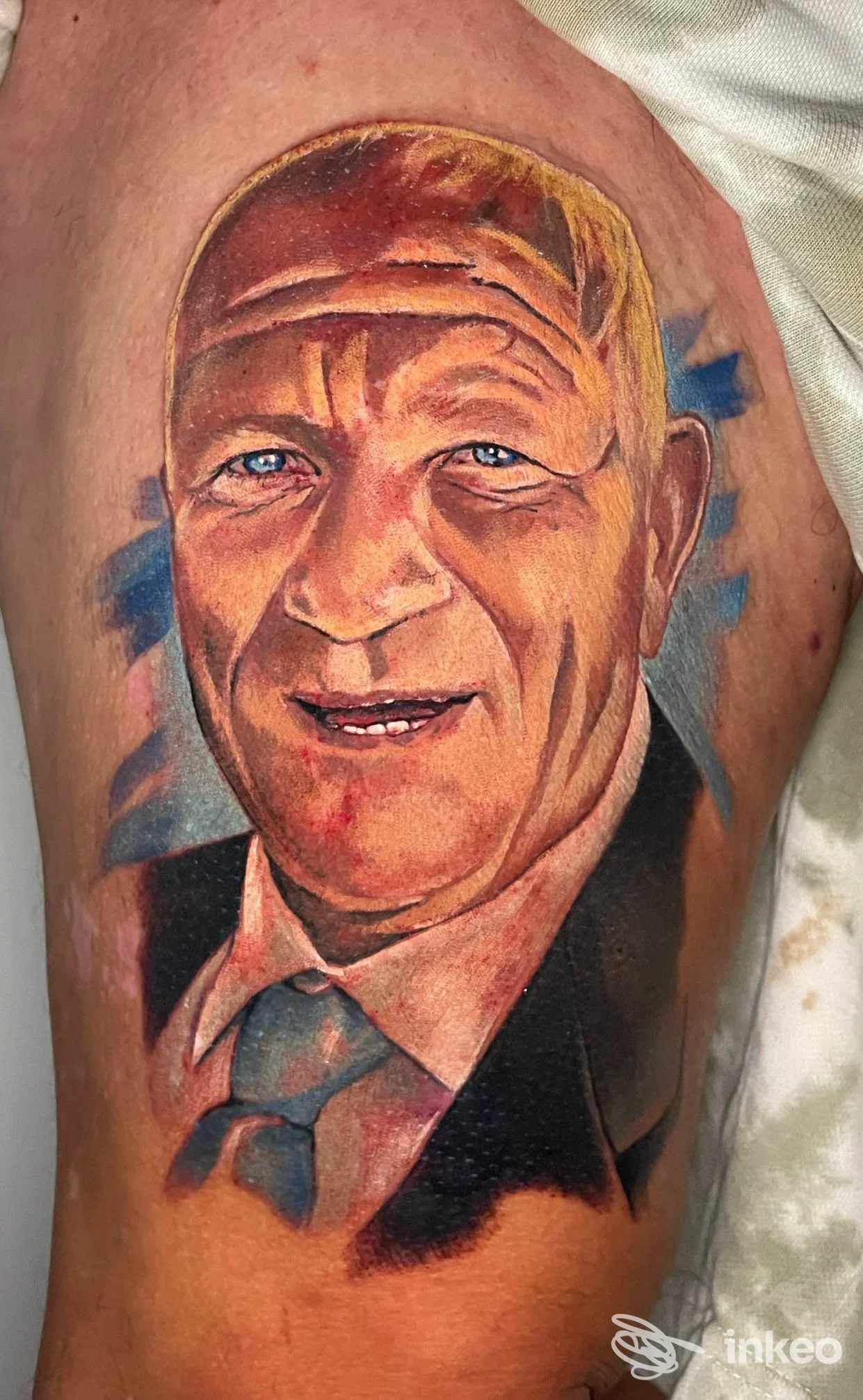 Tatuaggio ritratto realistico a colori sulla coscia superiore, eseguito presso Blood Colour Tattoo Studio a San Cesareo, dettaglio occhi e pelle.