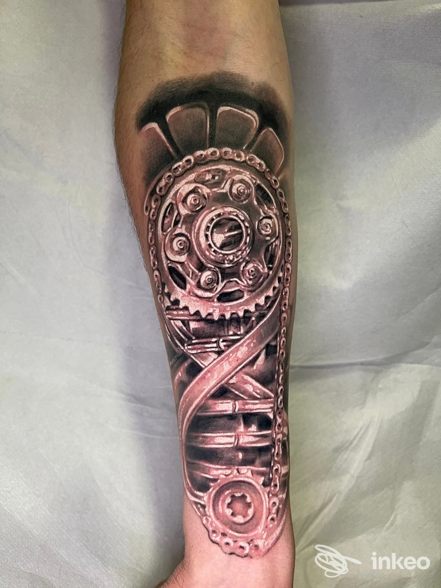 Tatuaggio biomeccanico realistico sull'avambraccio, Blood Colour Tattoo Studio a San Cesareo.