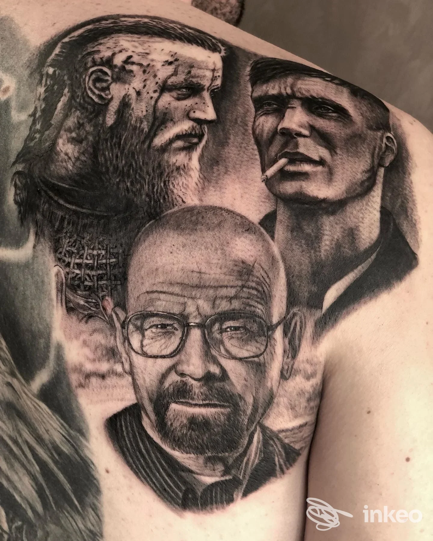Tatuaggio realistico in bianco e nero con più ritratti sulla spalla e parte superiore della schiena, eseguito da Buildink Site Tattoo a Roma.
