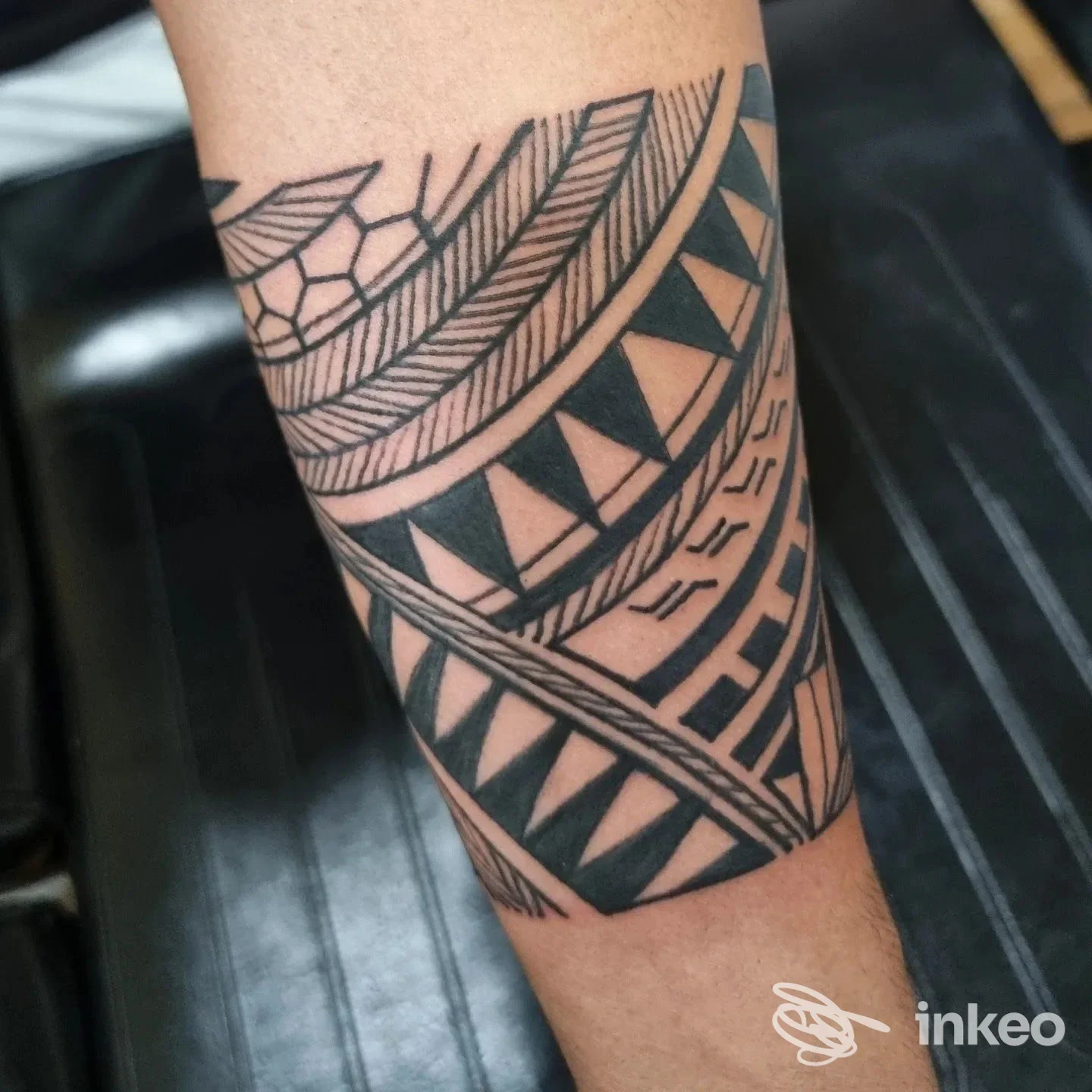 Tatuaggio polinesiano a inchiostro nero sull'avambraccio, CHR TATTOO Studio di Corsi Christian, Frosinone.