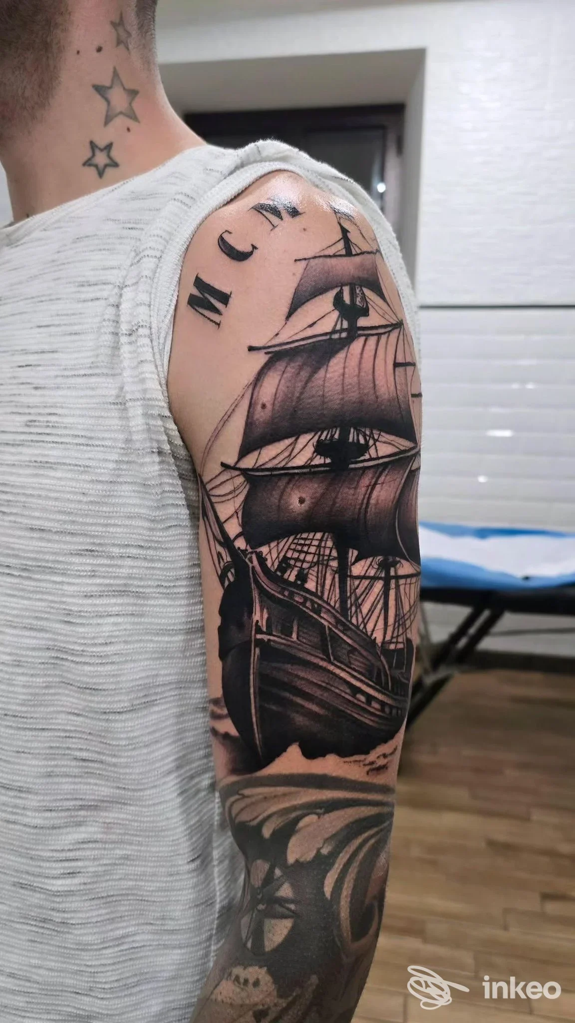 Tatuaggio a navi in bianco e nero sulla spalla e braccio superiore, foto fornita da CHR TATTOO Studio di Corsi Christian, Frosinone.